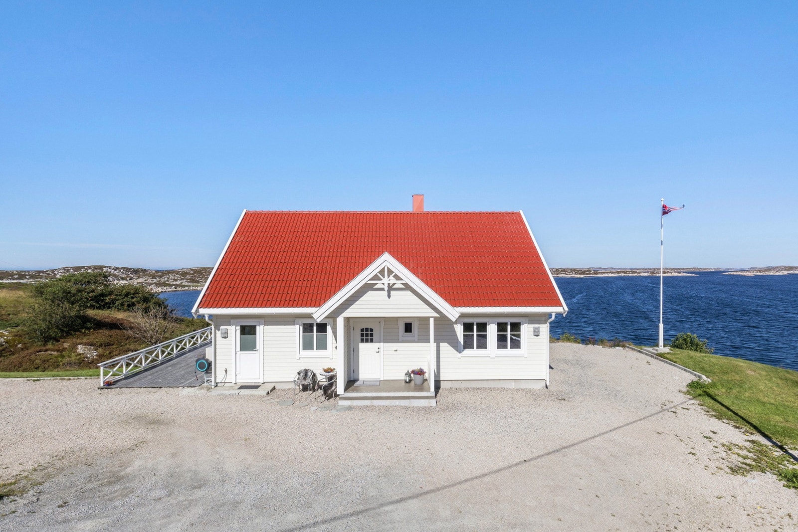 Hovedhuset er på 130 kvm og består bl.a av tre soverom, to stuer og to bad Galleribilde