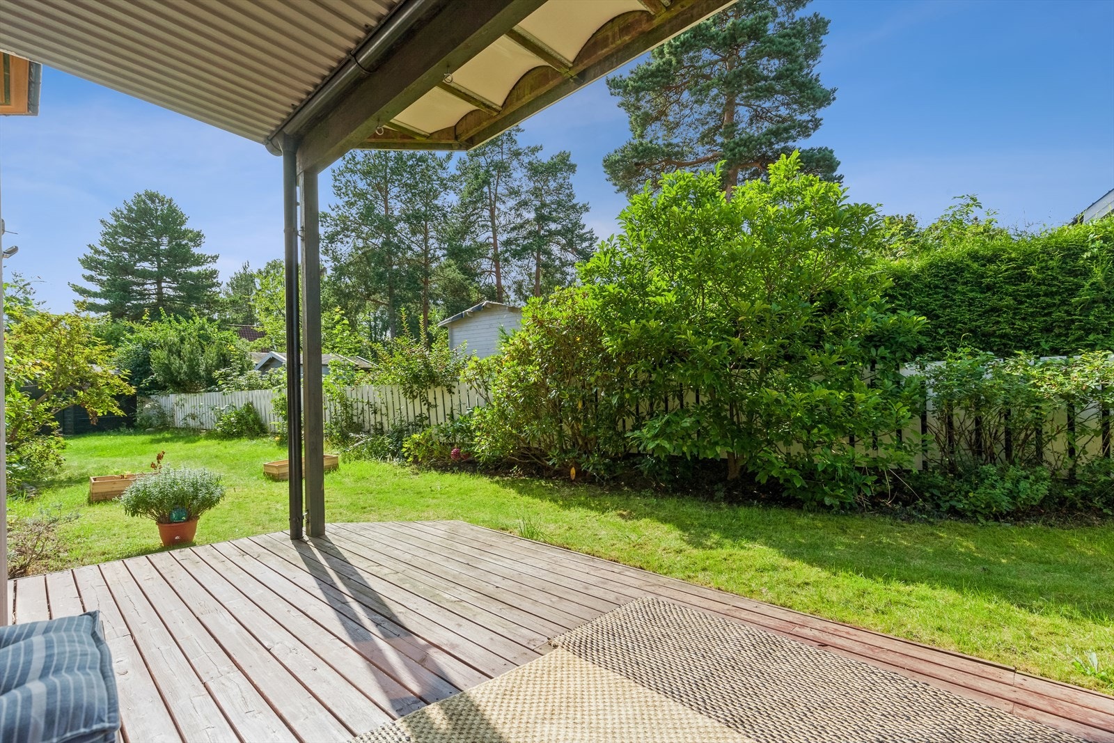 Fra stuen er det utgang til overbygget terrasse på ca. 13 kvm. Galleribilde