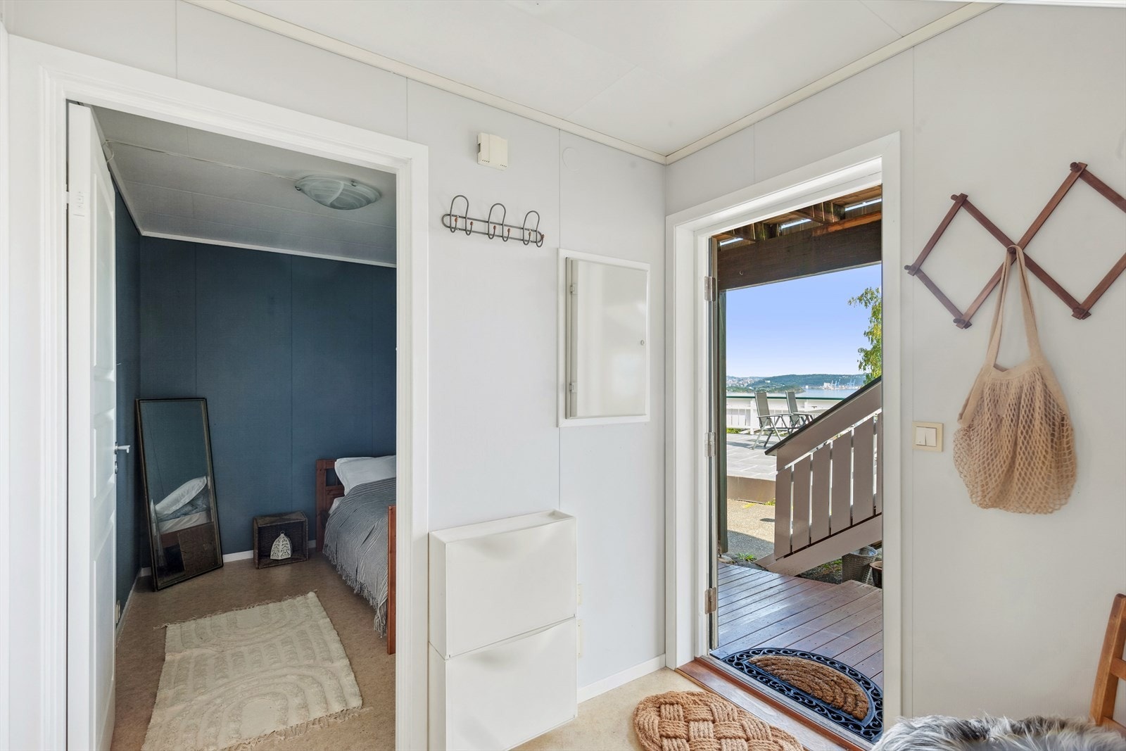 Inne i leiligheten blir du møtt av en lysmalt entré med plass til yttertøy og sko. Galleribilde