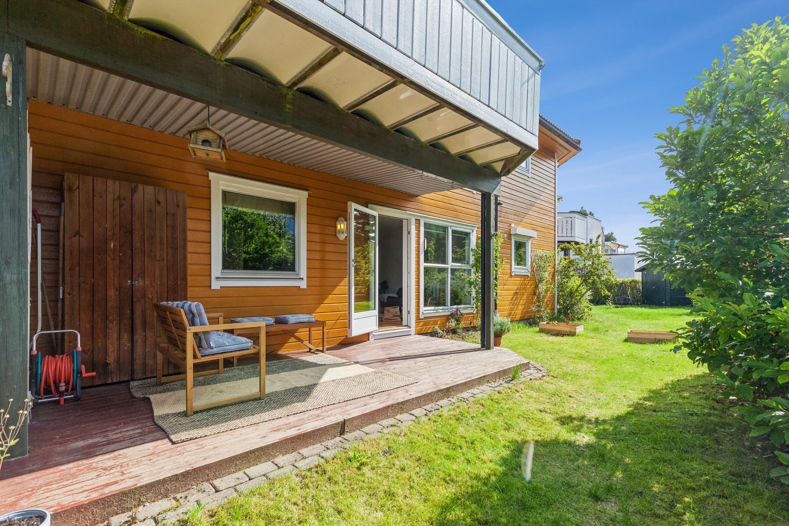 Fra terrassen er det direkte adkomst til de grønne og frodige fellesområdene med pallekarmer, busker, trær og diverse beplantninger. Galleribilde