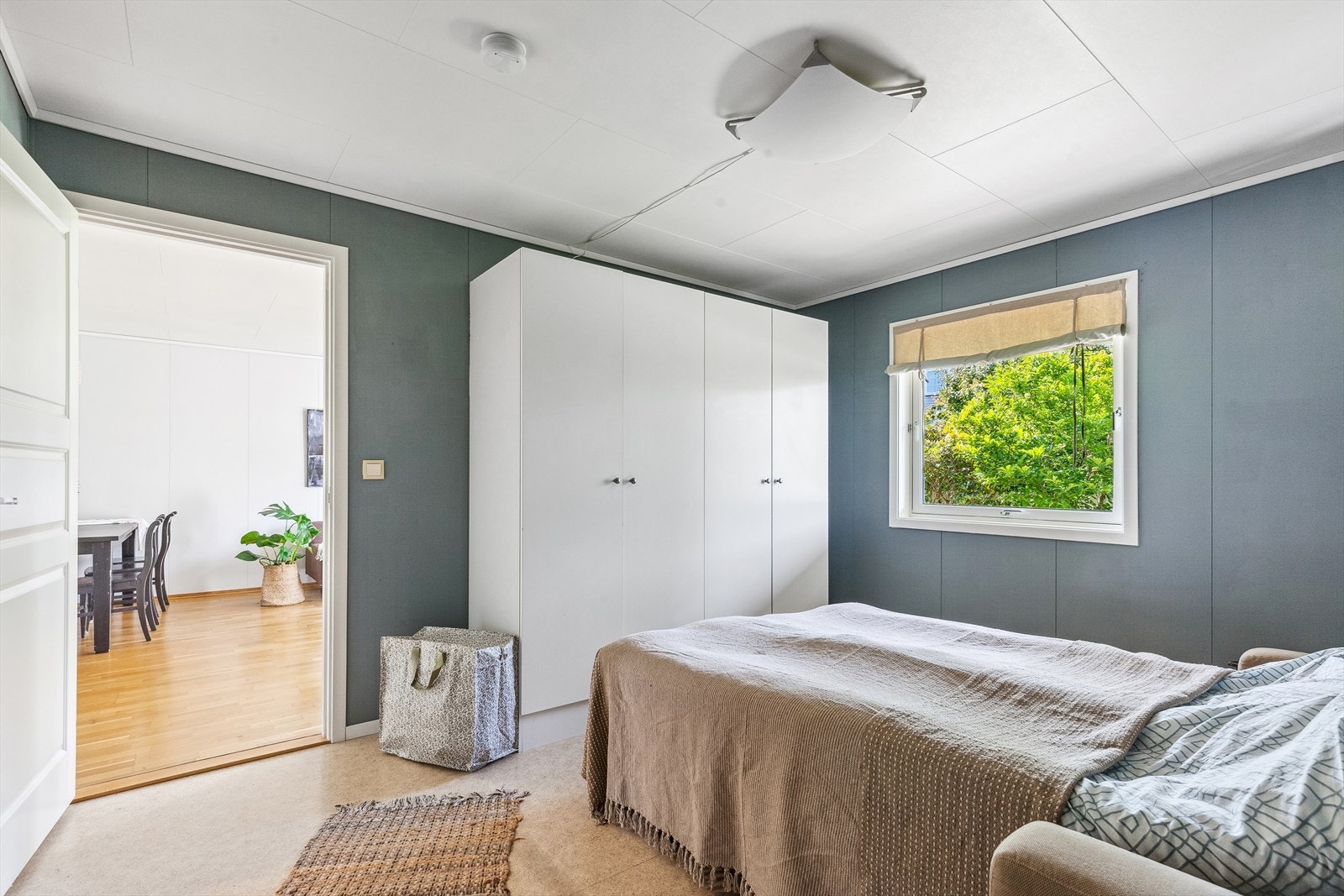 Hovedsoverommet har god plass til dobbeltseng og oppbevaring i stor garderobeløsning. Galleribilde