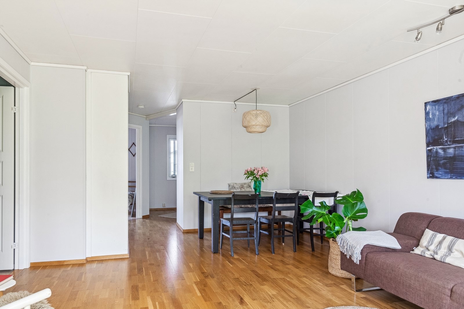 Lysmalte vegger og parkettgulv. Galleribilde