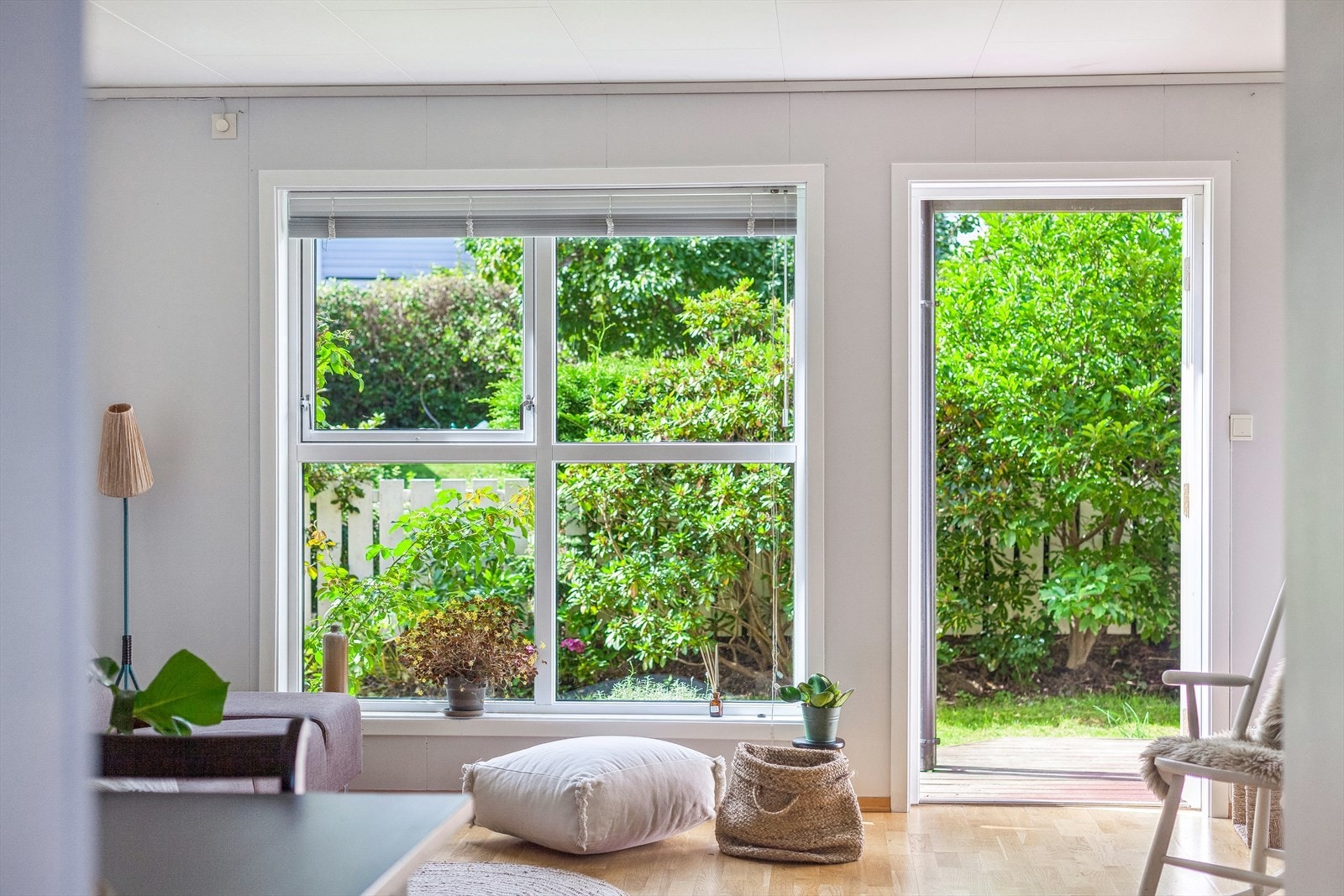 De store vindusflatene gir rikelig med naturlig lysinnslipp som skaper en god atmosfære i leiligheten. Galleribilde