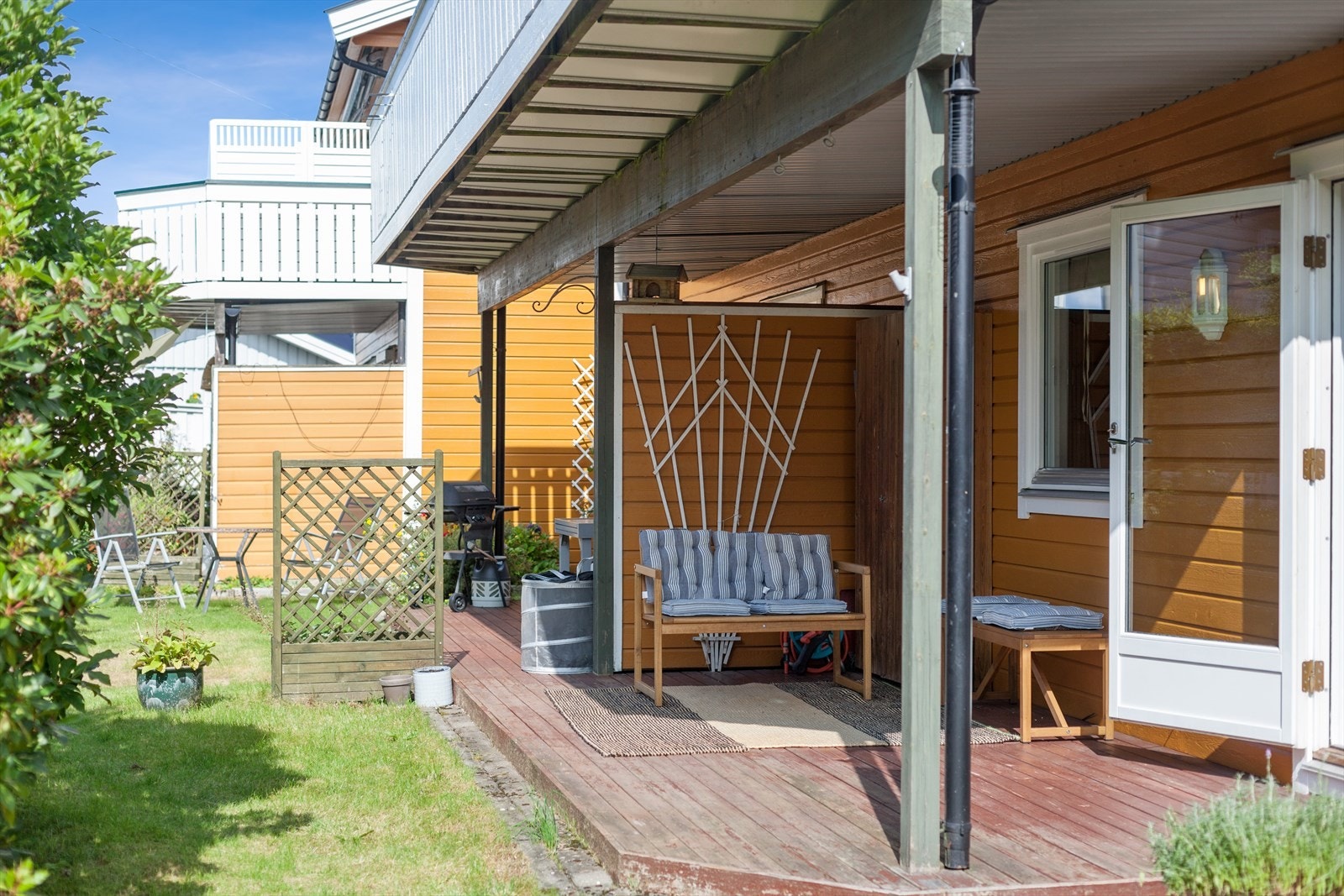 Terrassen har god plass til utemøblement. Galleribilde