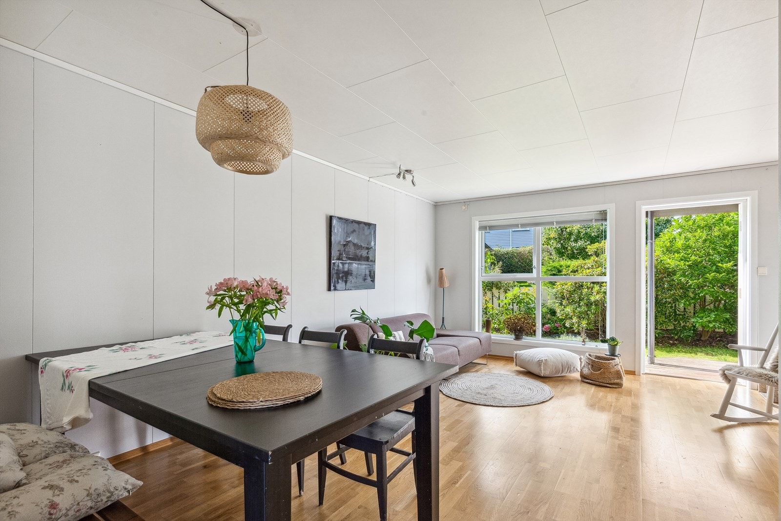 Stuen har gode møbleringsmuligheter med plass til sofagruppe og spisestue. Galleribilde