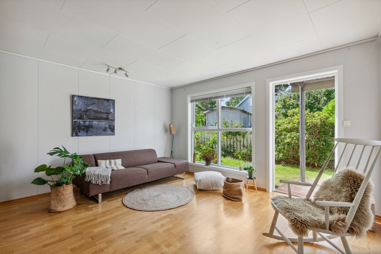 Leiligheten har en lys og "luftig" stue.! Galleribilde