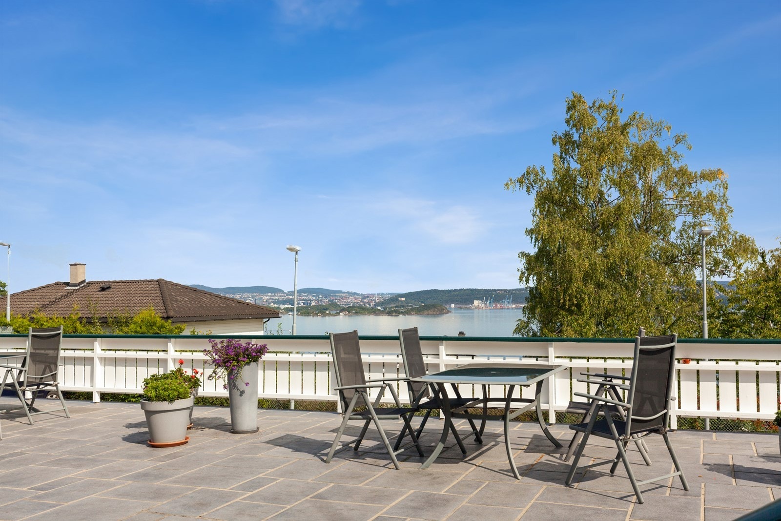 Koselige fellesområder til fri benyttelse med nydelig utsikt. Galleribilde