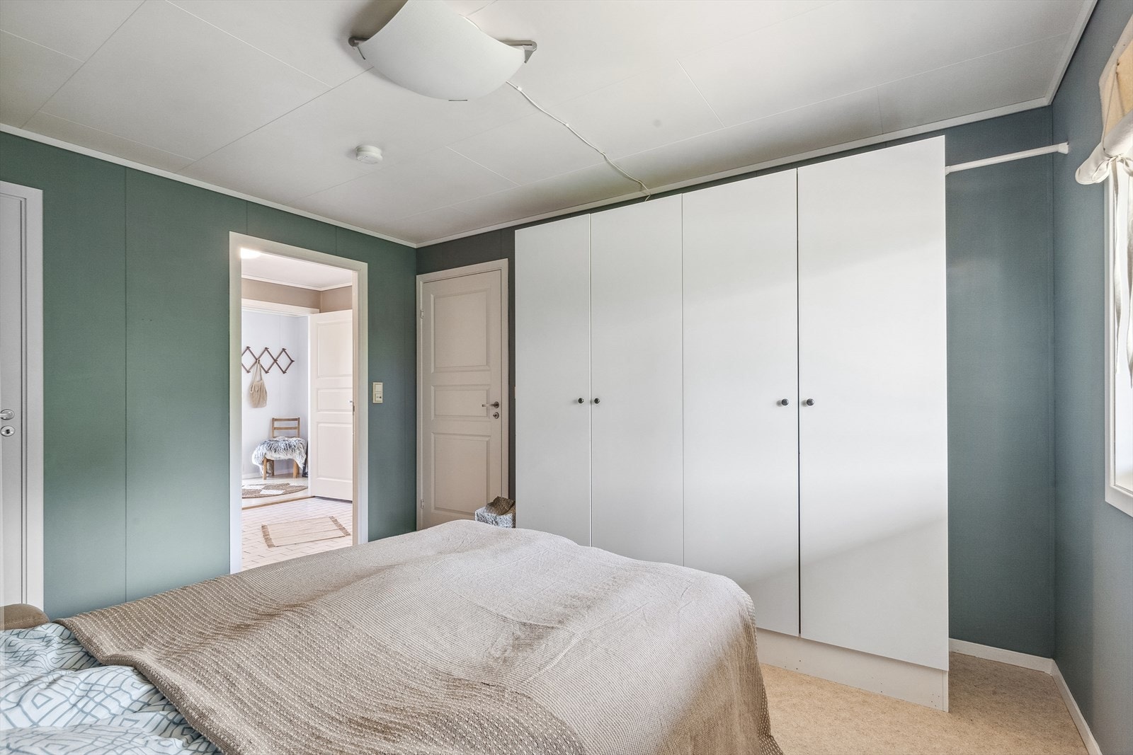 Det er i tillegg en bod i forbindelse med soverommet for ekstra oppbevaring. Galleribilde