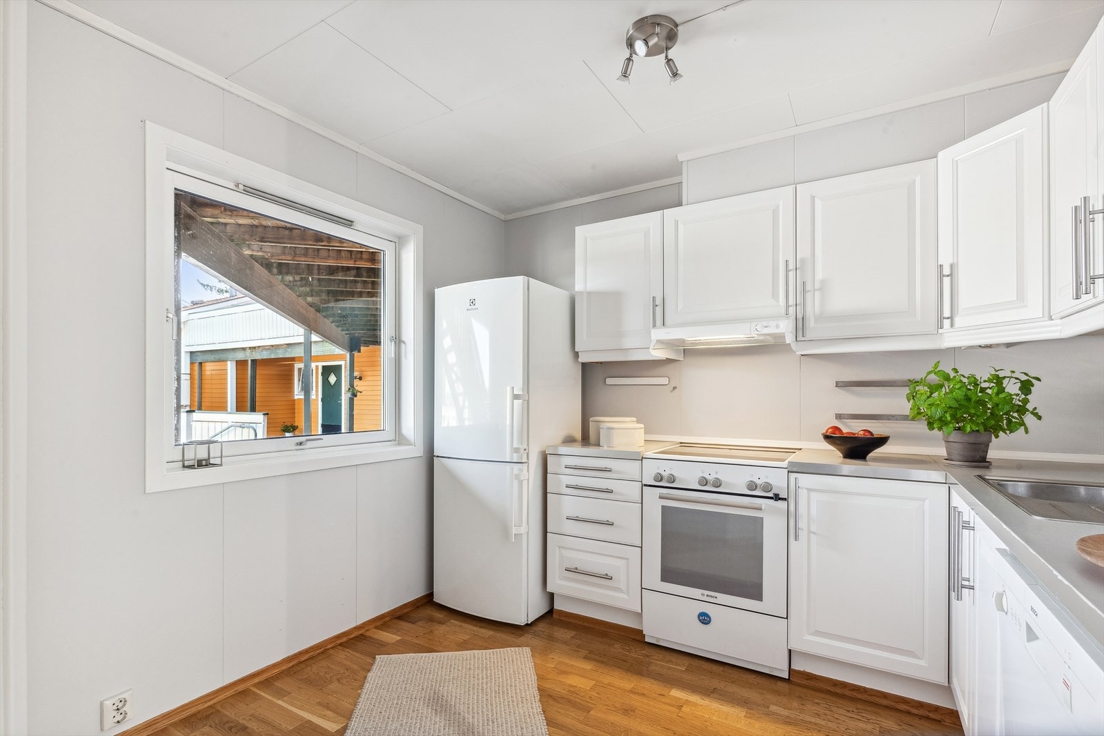 Kjøkkenet har avsatt plass til frittstående hvitevarer som komfyr, oppvaskmaskin og kjøleskap. Galleribilde