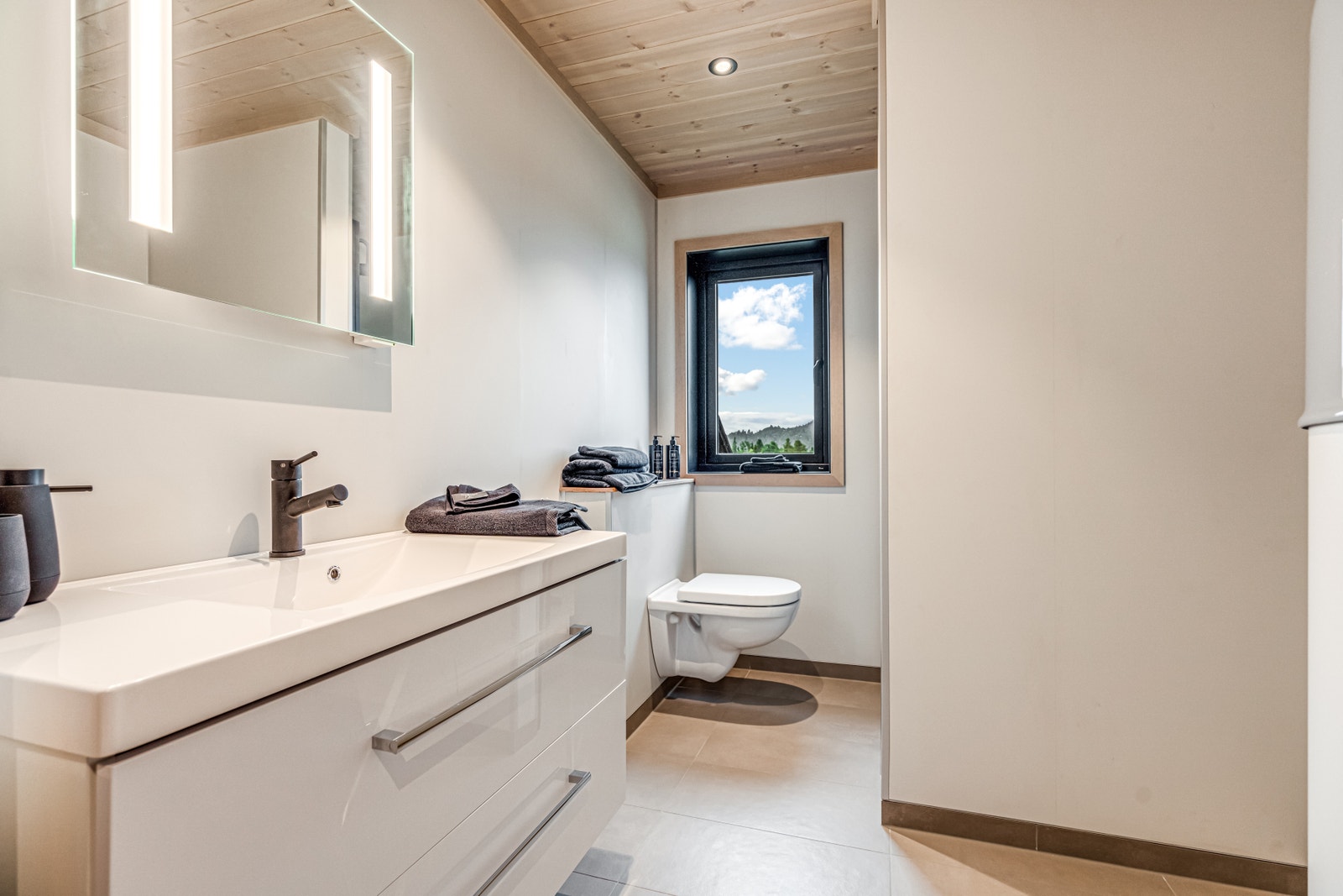 Baderom - flott baderom med egen dusj-nisje Galleribilde