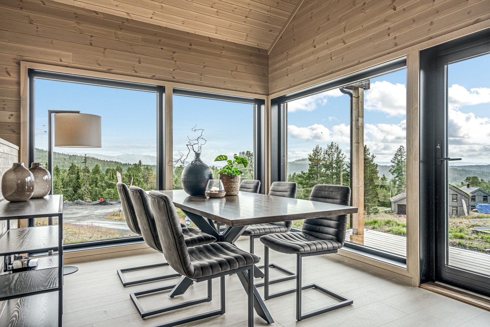 Stue - store vindusflater mot sør og vest, som gir mye naturlig lys og utsikt Galleribilde