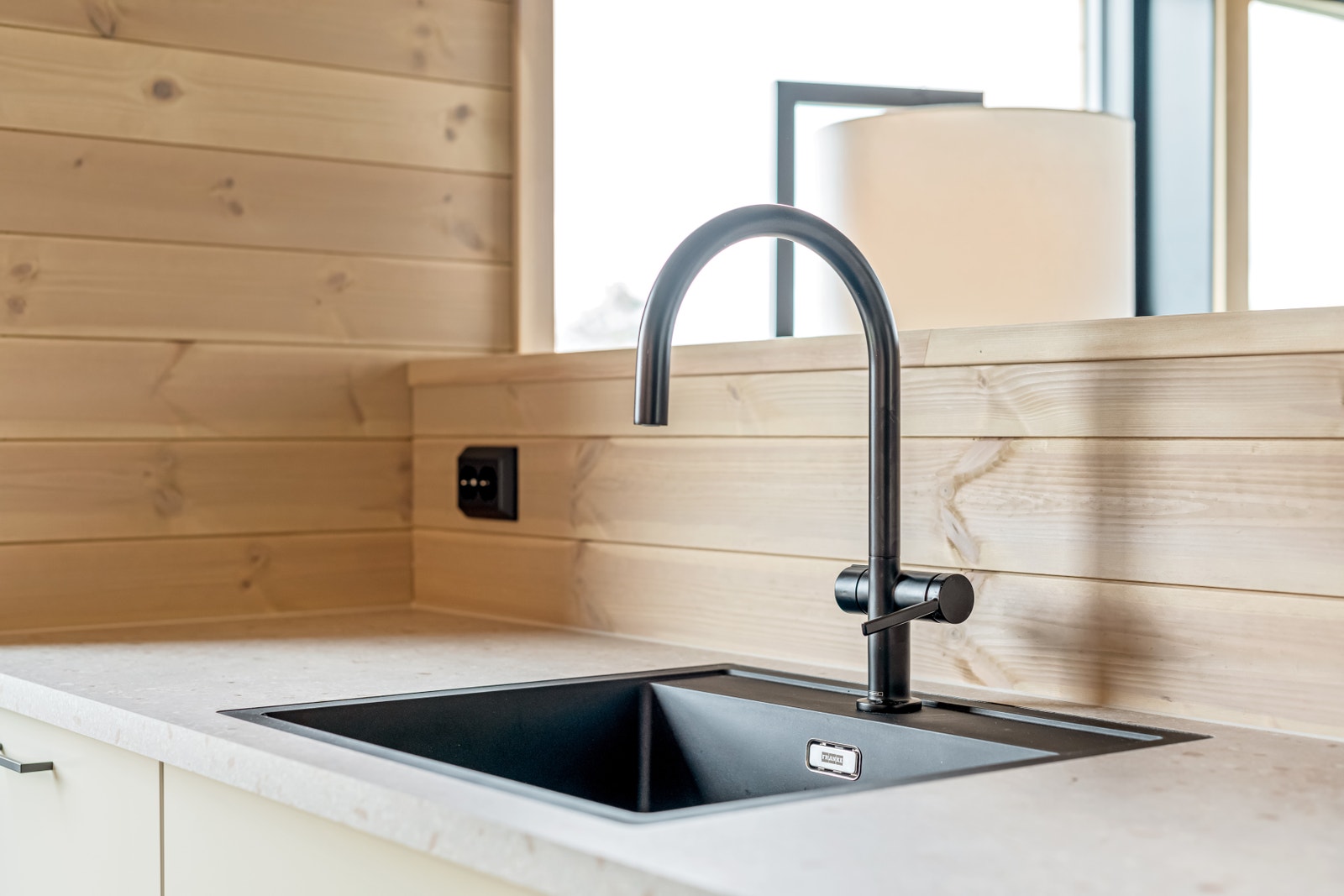 Kjøkken - moderne kjøkken fra Strai, med sort blandebatteri og oppvask-kum Galleribilde