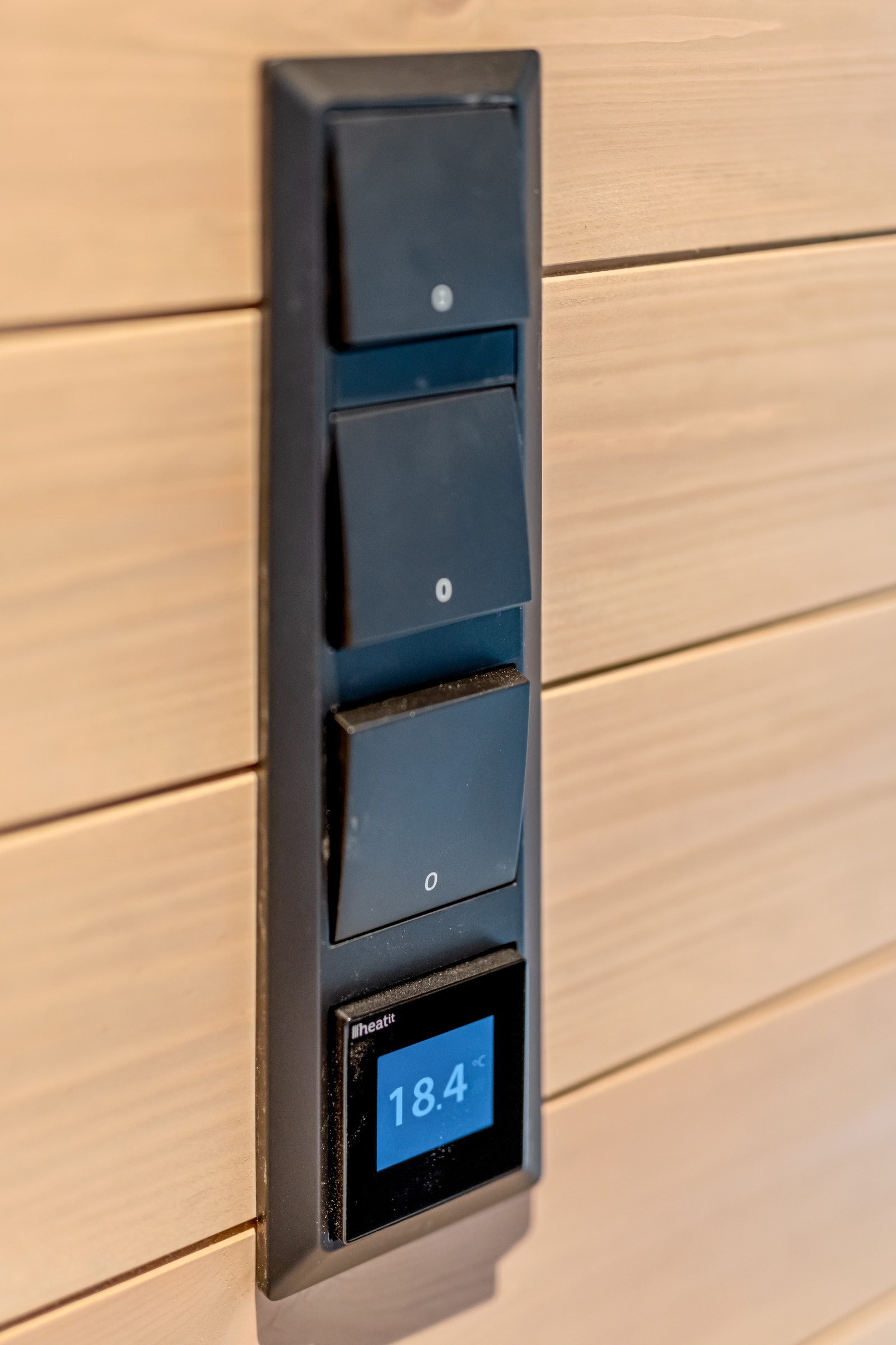 Sorte bryterpaneler i hele hytta Galleribilde