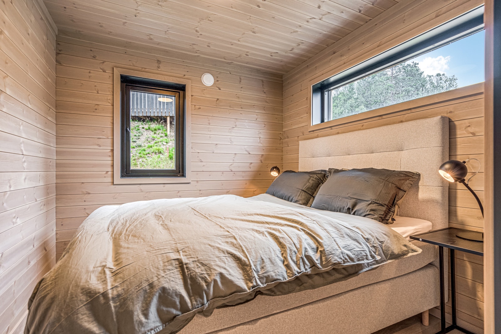 Hovedsoverom - flott soverom med godt med naturlig lys, uten for mye innsyn Galleribilde