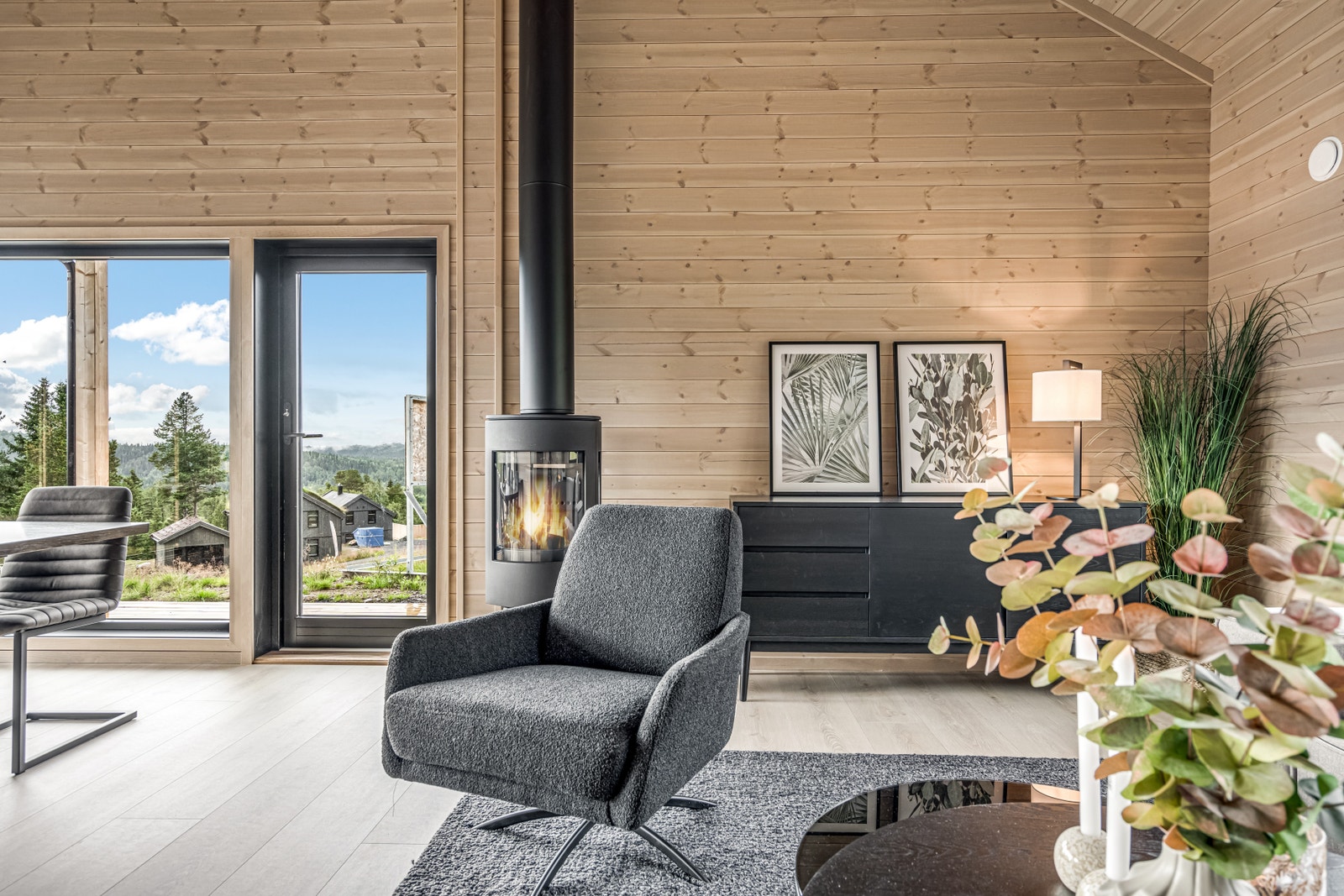 Innflytningsklar, møblert og meget pen hytte på solrik tomt Galleribilde