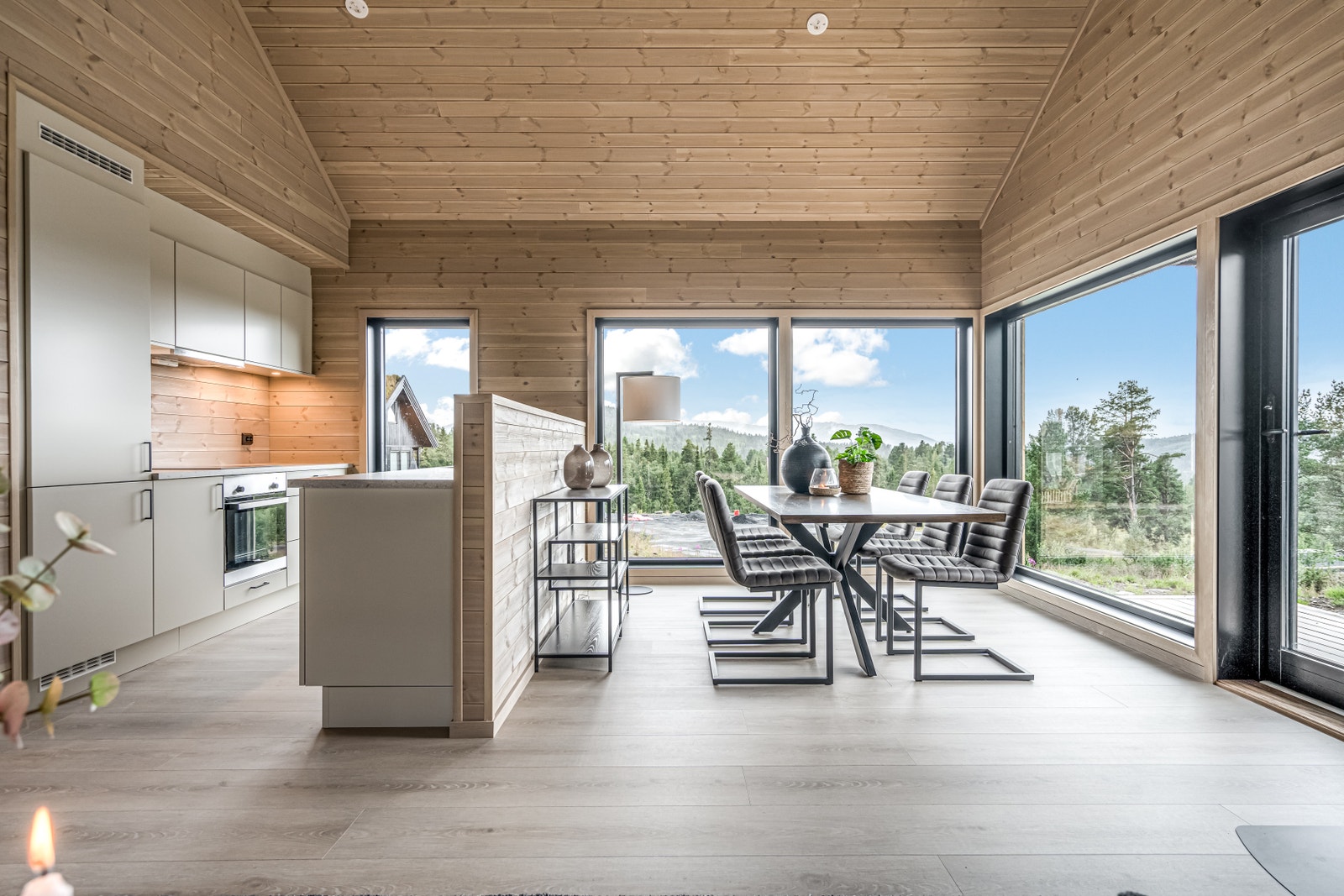 Stue - kjøkken, flott kjøkkenløsning fra Knapphus Kjøkken/Strai i moderne utførelse Galleribilde