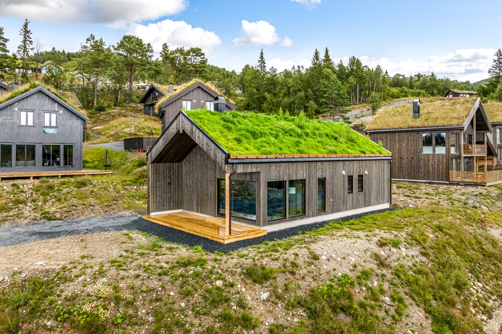 Fasade - hytta ligger sentralt og fint plassert på tomt med gode solforhold Galleribilde