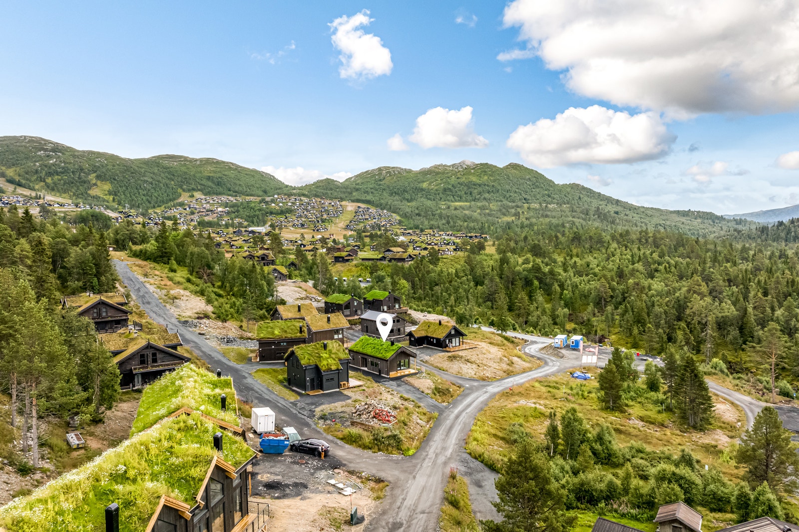 Hytta ligger fint plassert på solrik tomt, med kort vei til fasiliteter og skiløyper Galleribilde