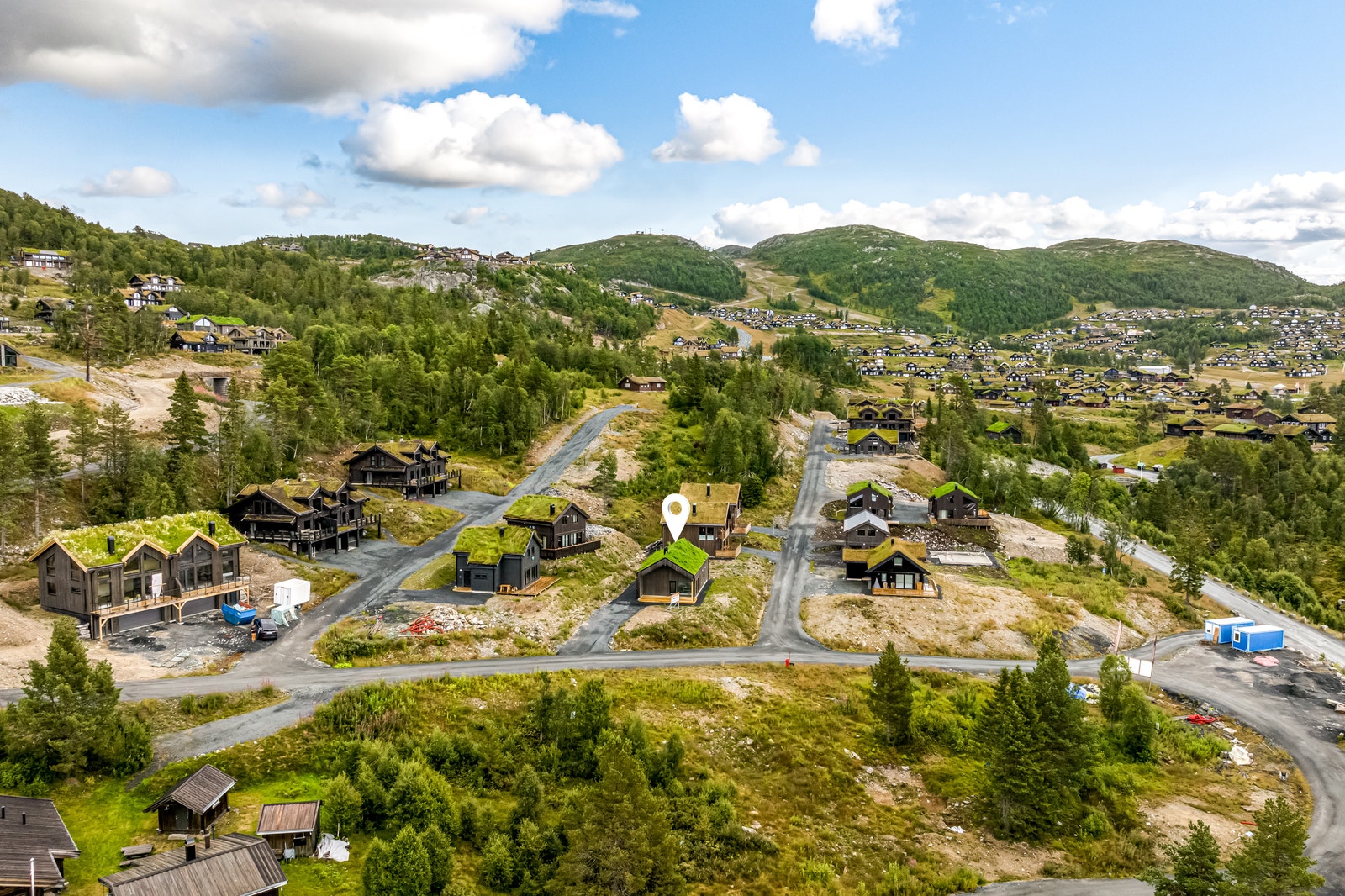 Hytta ligger fint og sentralt plassert på solrik tomt, med kort vei til fasiliteter og skiløyper Galleribilde