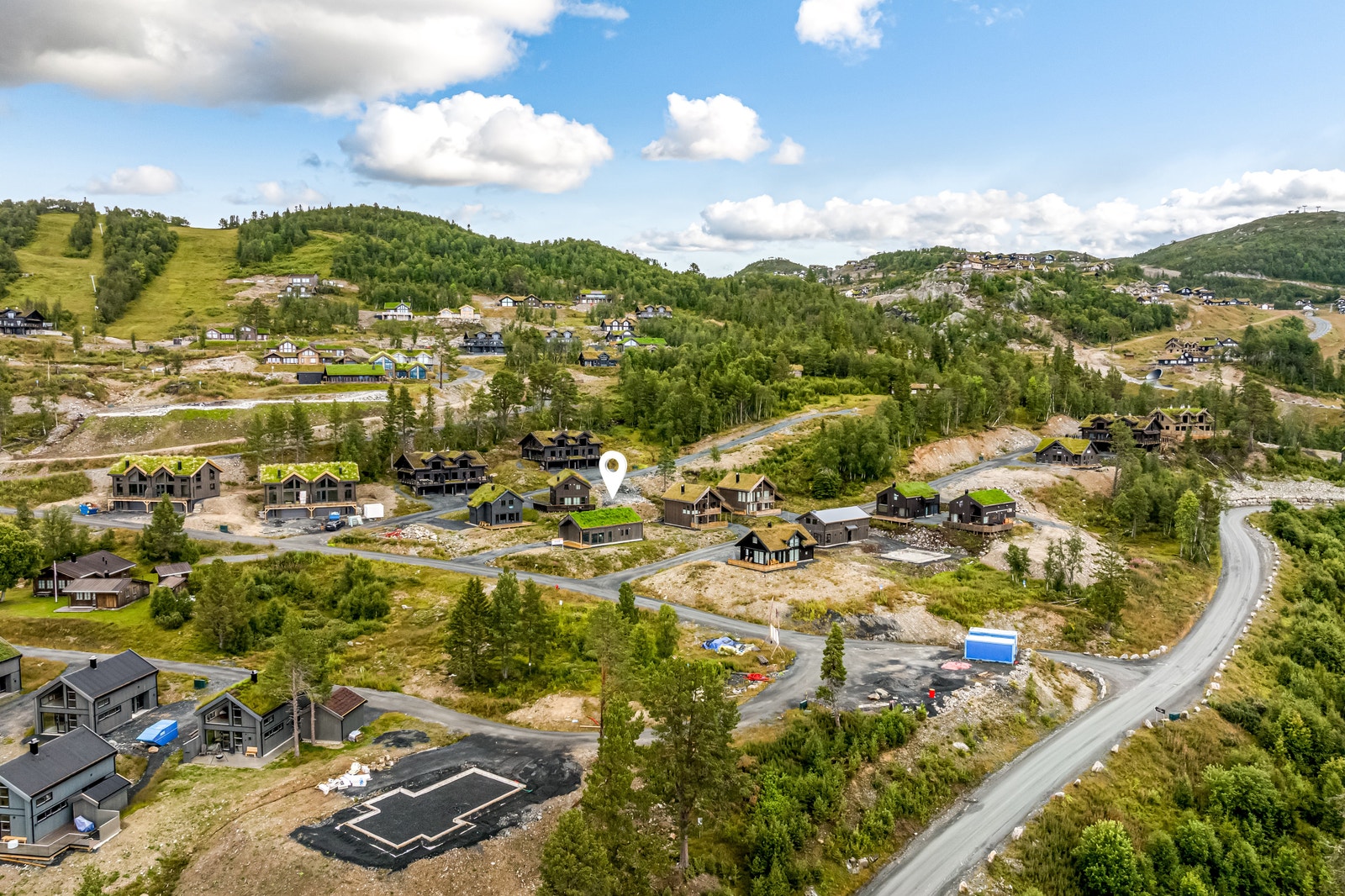 Hytta ligger fint og sentralt plassert på solrik tomt, med kort vei til fasiliteter og skiløyper Galleribilde