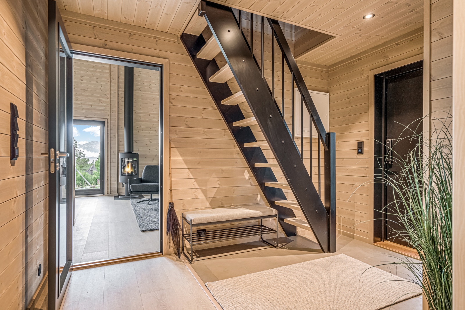 Gang - trapp opp til 2 etasje/hems i sort utførelse fra Trapperingen Galleribilde