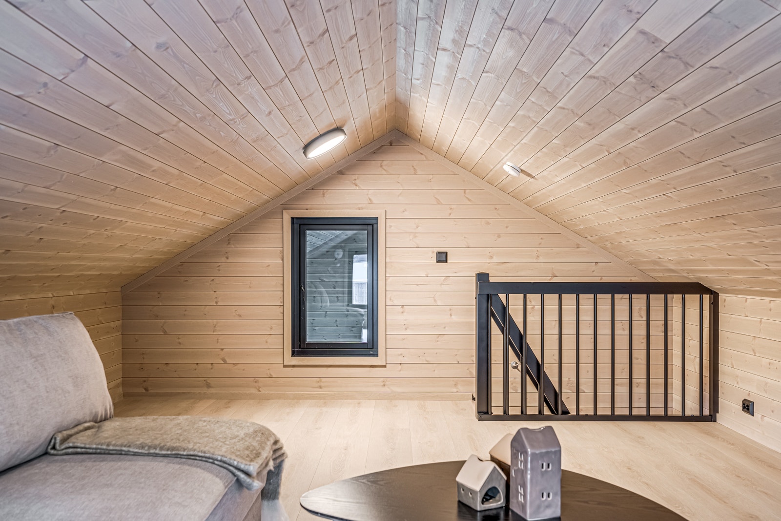 Stor og romslig hems med ordentlig trapp fra Trapperingen, vindu ut mot stue for kontakt mellom oppholdsrom og gjennomgående lys Galleribilde