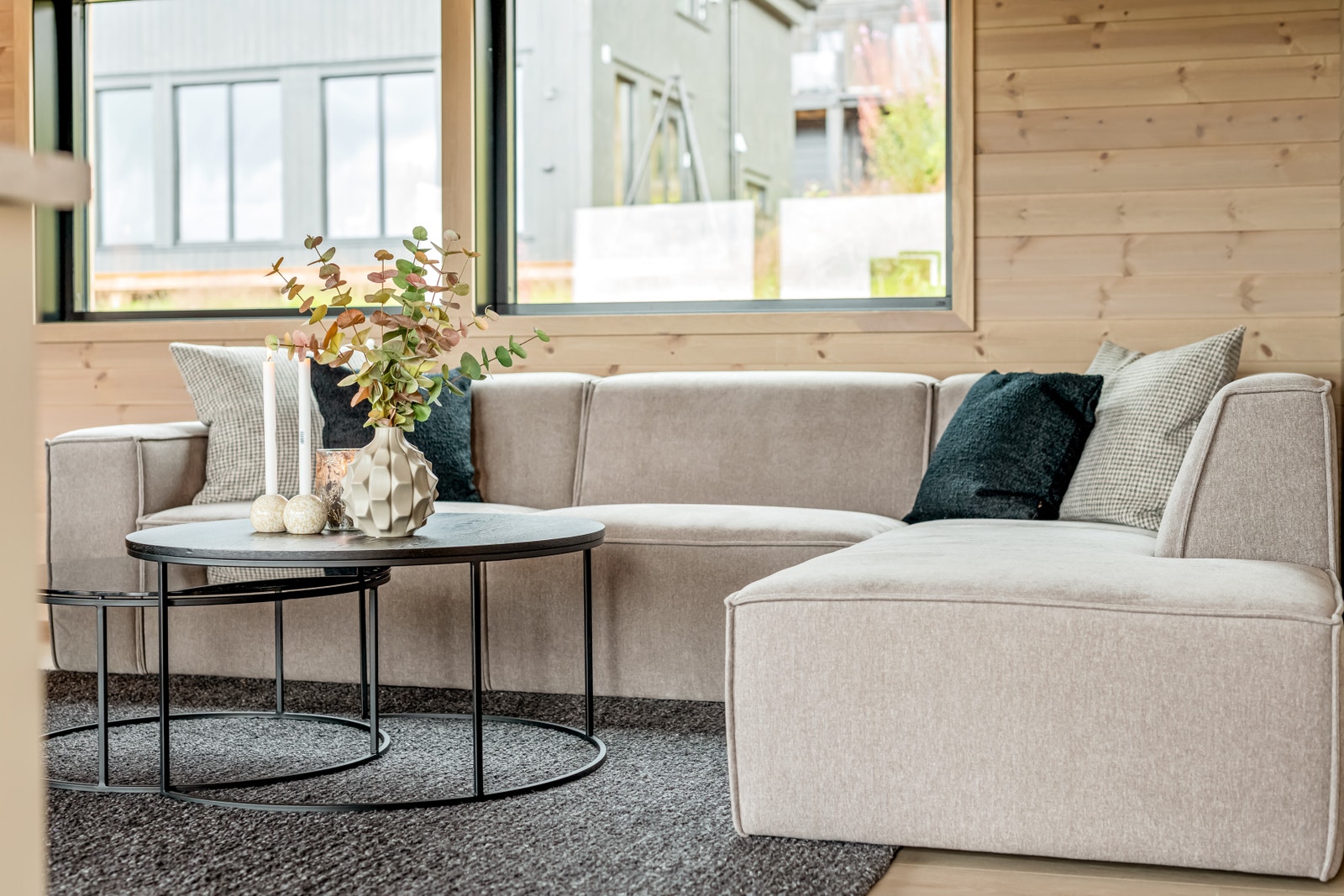 Stue - lys og fin stue med masse naturlig lys Galleribilde