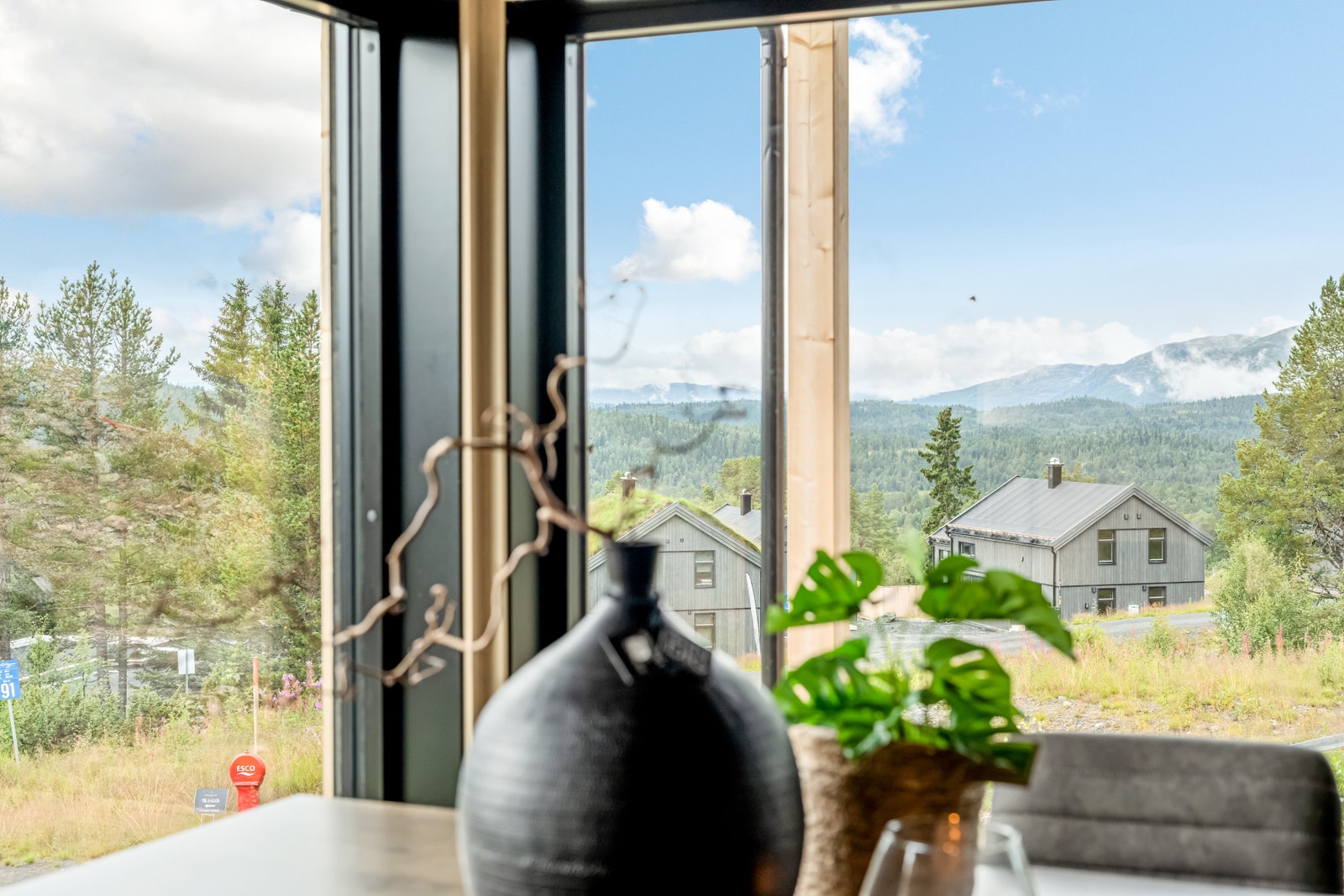 Stue - utsikt er mot sør og vest, i vest ser en Raulandsfjell Galleribilde