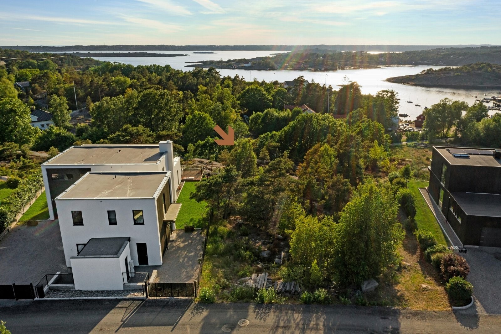 Tomta ligger i første rekke på Hvaler panorama og har aldri før vært for salg Galleribilde