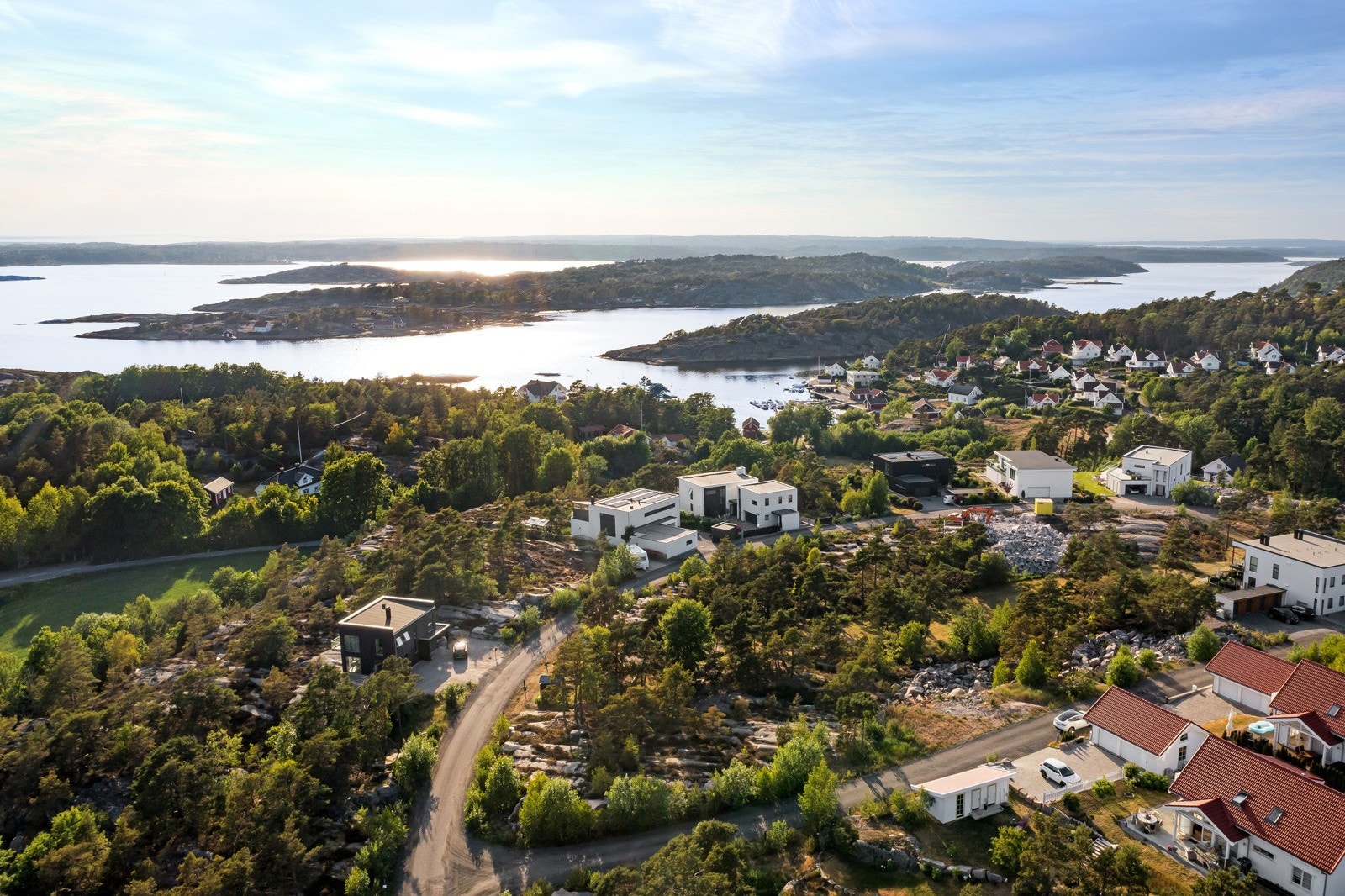 Dette er et boligområde under etablering like over havna i Bølingshavn, det er vei, vann og avløp m.mer til tomtegrensen Galleribilde