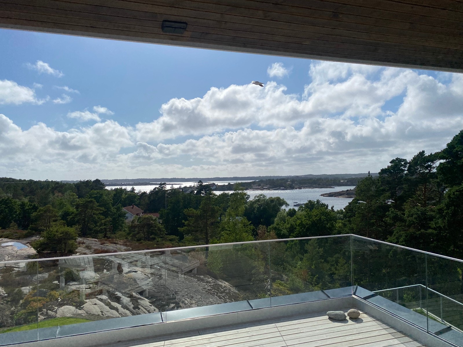 Eksempel - Dette er naboen sitt hus som er bygget i samme stil og utsikt fra dems veranda Galleribilde