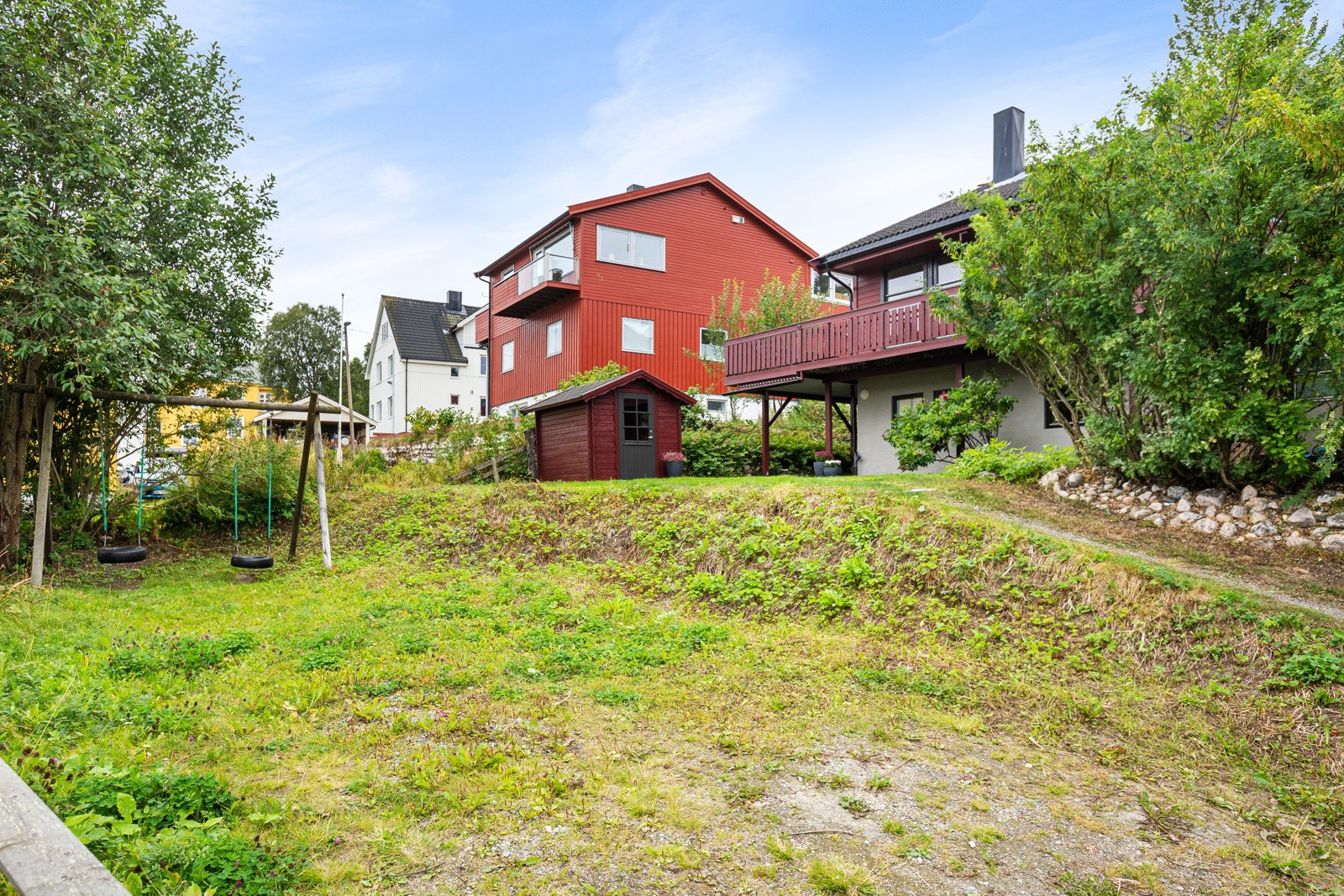 Koselig og privat lekeplass rett ved huset - Ta kontakt med eiendomsmegler for å avtale visning