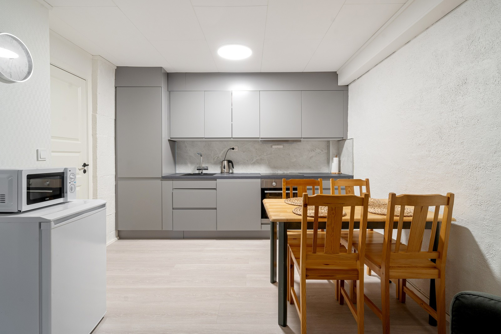 I underetasje har vi en åpen kjøkken og stue løsning med plass til spisebord.