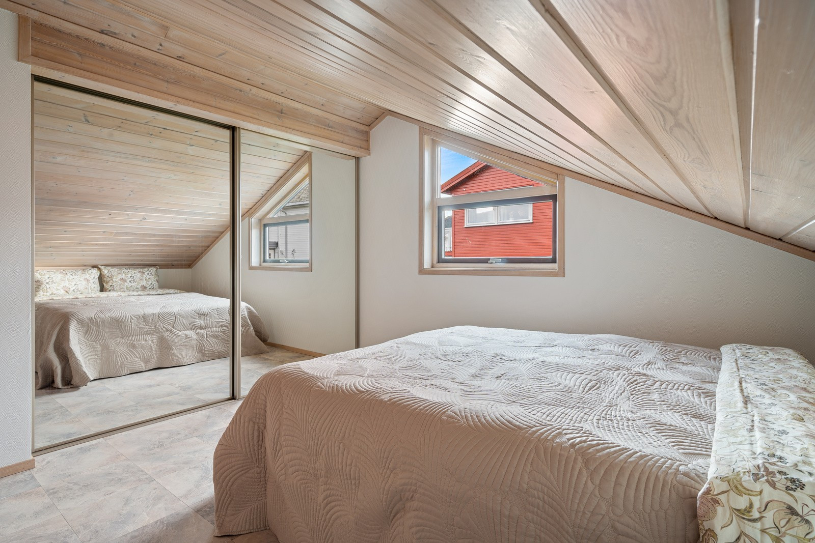 Med skyvedørsgarderobe