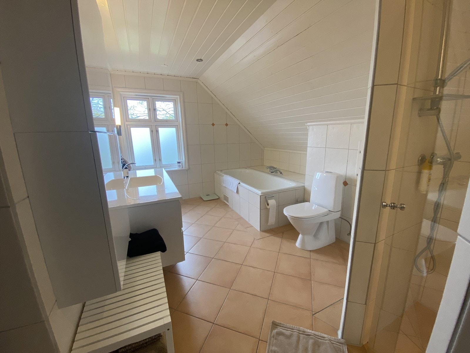 Bad med badekar og dusj Bath with tub and shower.jpg Galleribilde