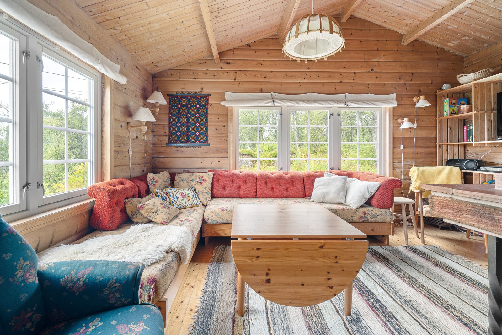 Et stort oppholdsareal med store vindusflater som slipper inn rikelig med naturlig belysning!