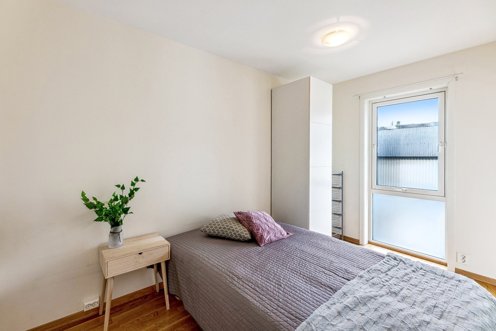 Leiligheten har totalt 2 soverom hvorav dette er det største. Soverommet er innredet med garderobeskap og har god plass til stor seng og nattbord. Galleribilde