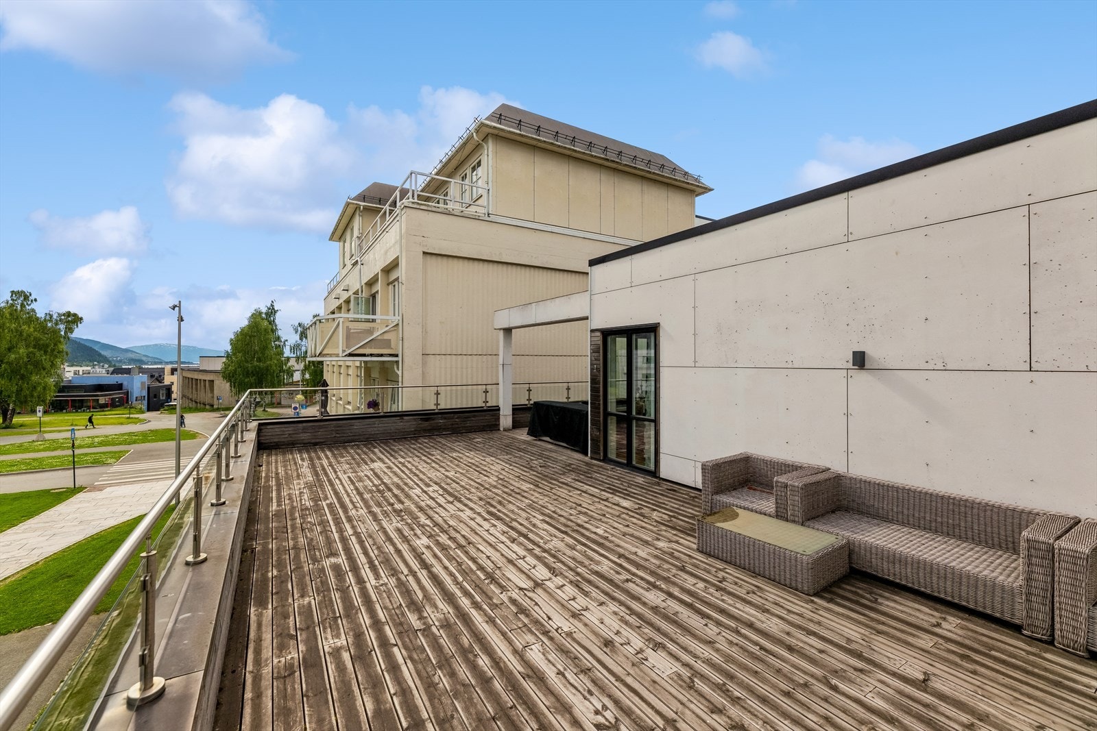 I tilknytning til leiligheten har man også tilgang på en stor felles terrasse med gode solforhold Galleribilde