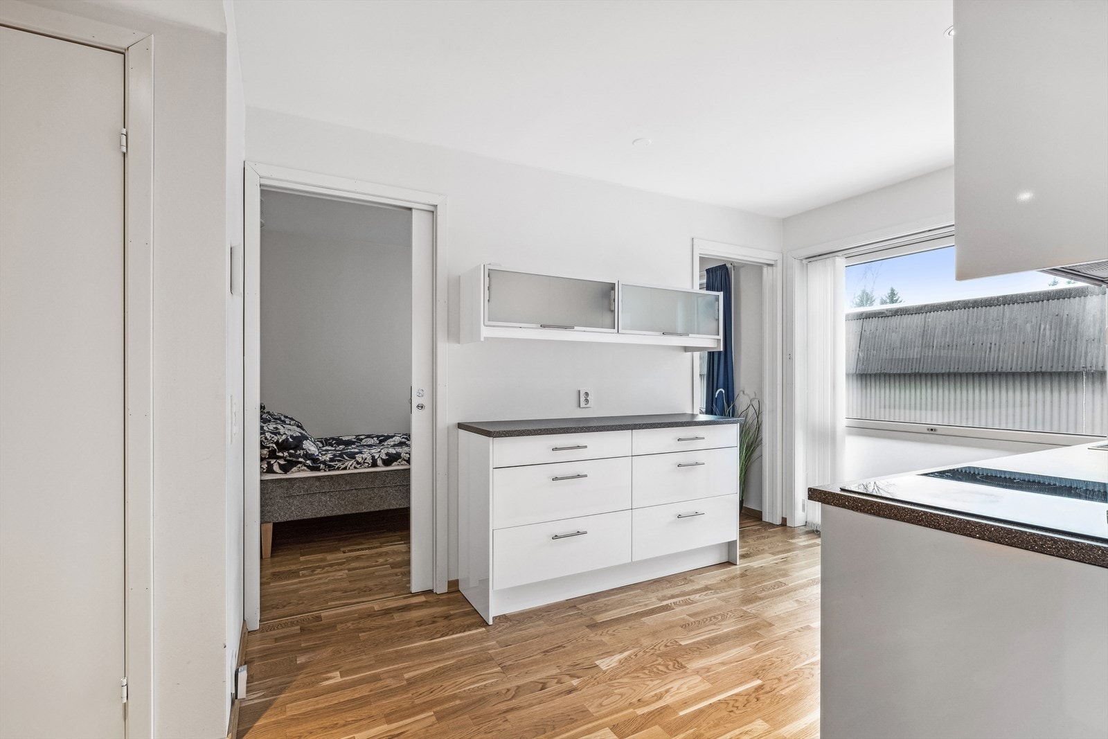 Kjøkkeninnredning består av laminerte skrog med laminerte slette fronter,
laminert benkeplate med nedfelt oppvaskkum i stål med ett-greps
blandebatteri. Galleribilde