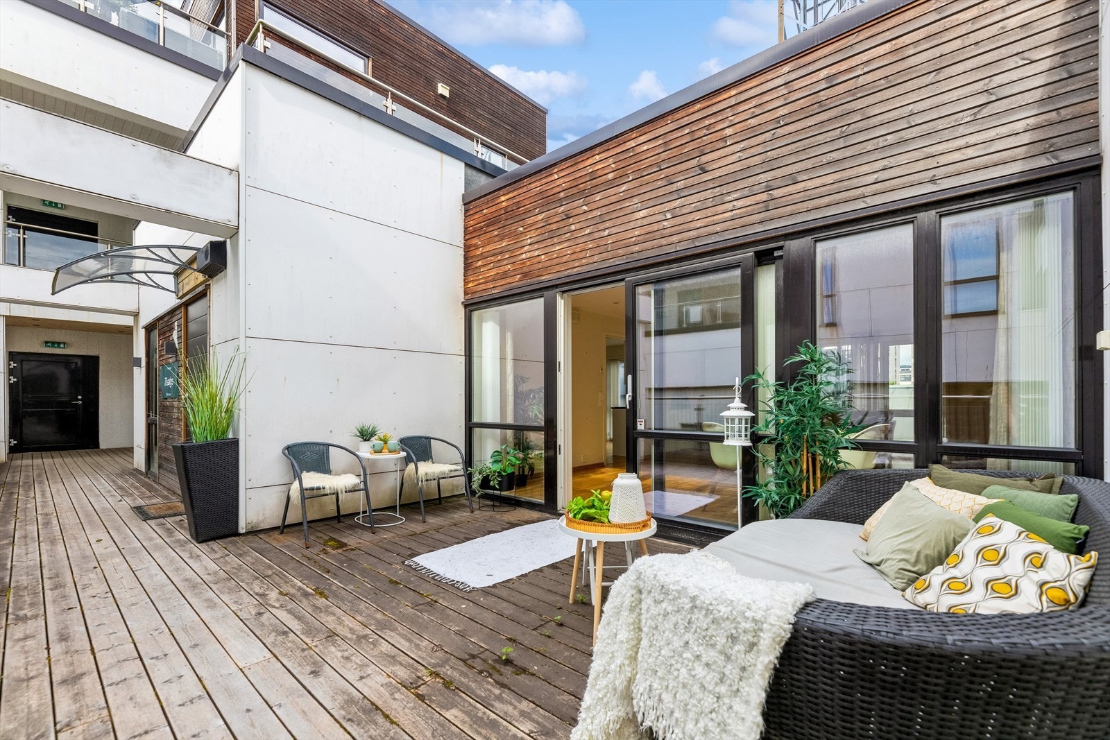 Fra stue er det utgang til en helt egen terrasse, et perfekt sted og nyte morgenkaffen på sommerhalvåret Galleribilde