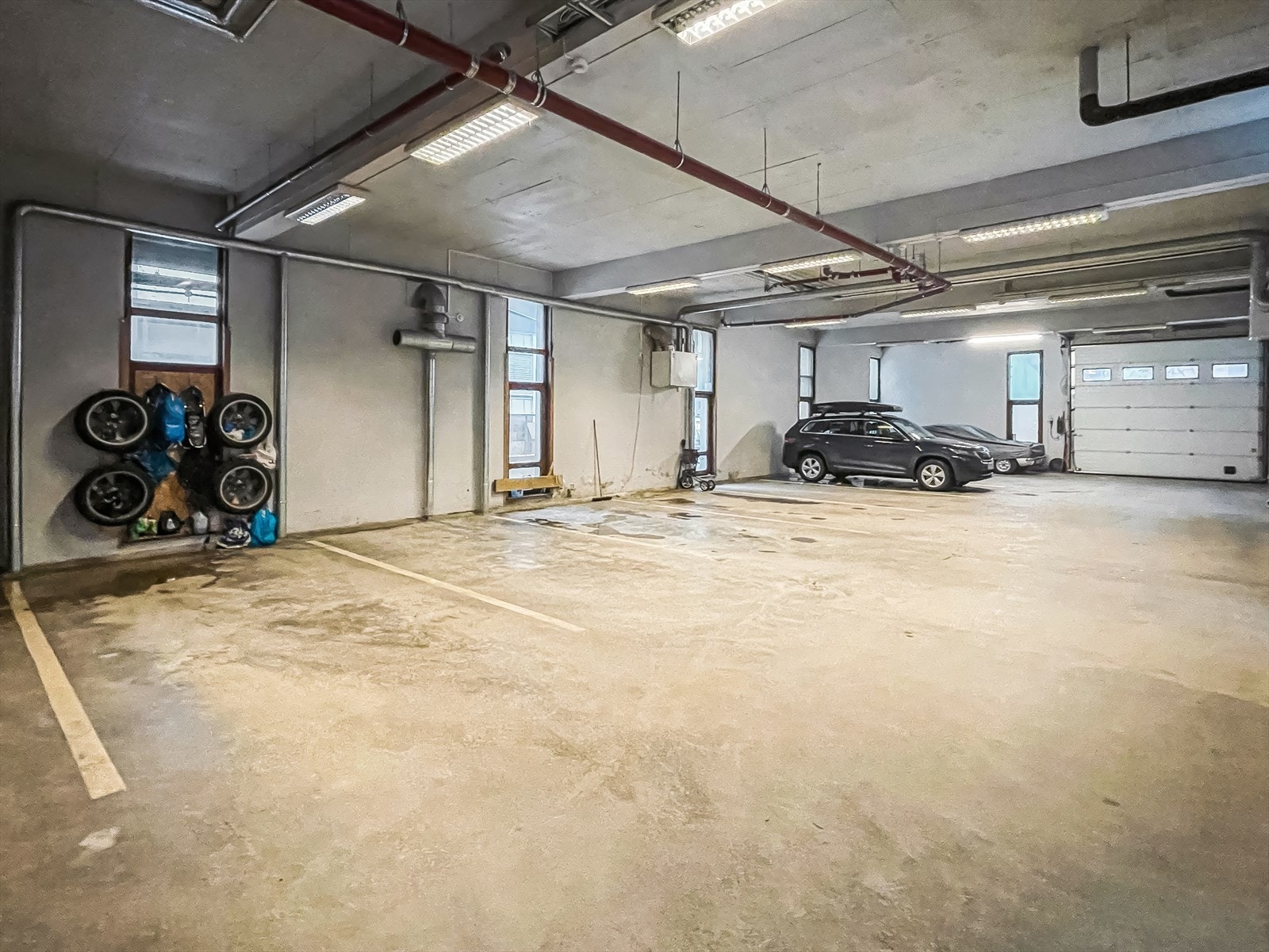Det medfølger egen parkeringsplass i felles garasjeanlegg. Galleribilde