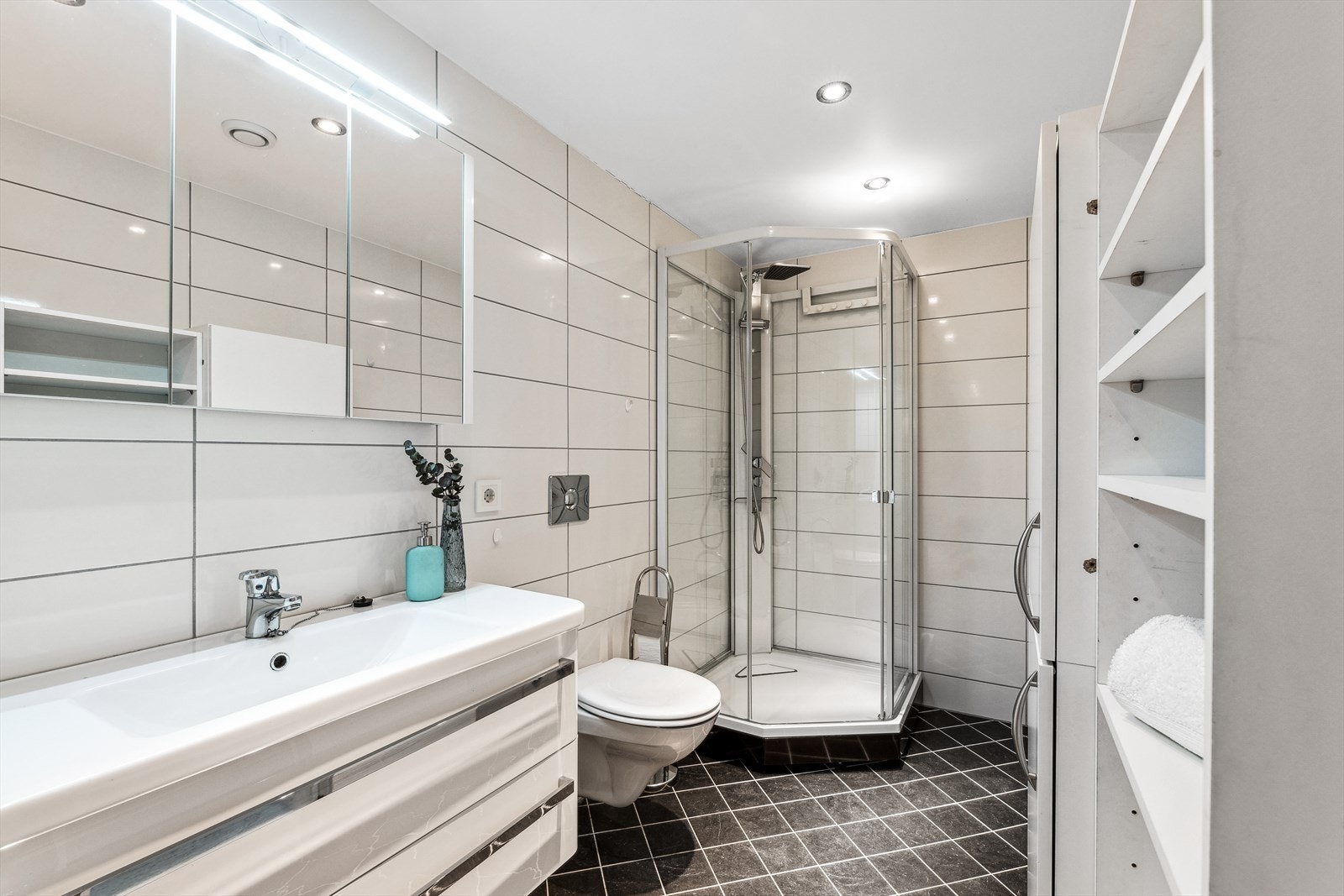 Badet har en tidløs innredning og holder en god stand. Galleribilde
