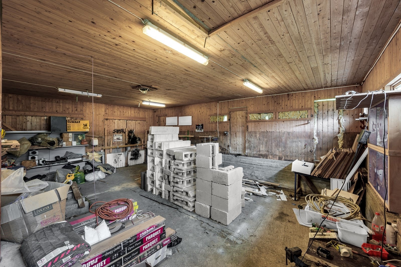 Garasje/uthus har god plass og takhøyde. Galleribilde
