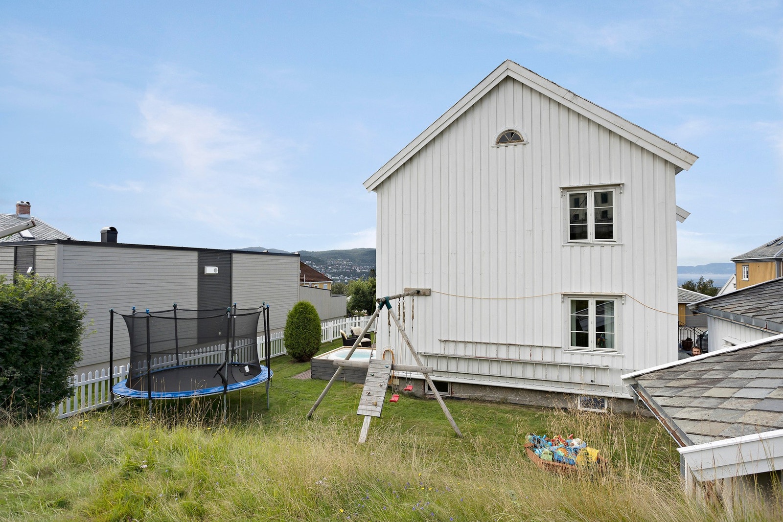 Boligen går over fire innholdsrike plan og har herlige uteområder mot sørvest og øst. Galleribilde