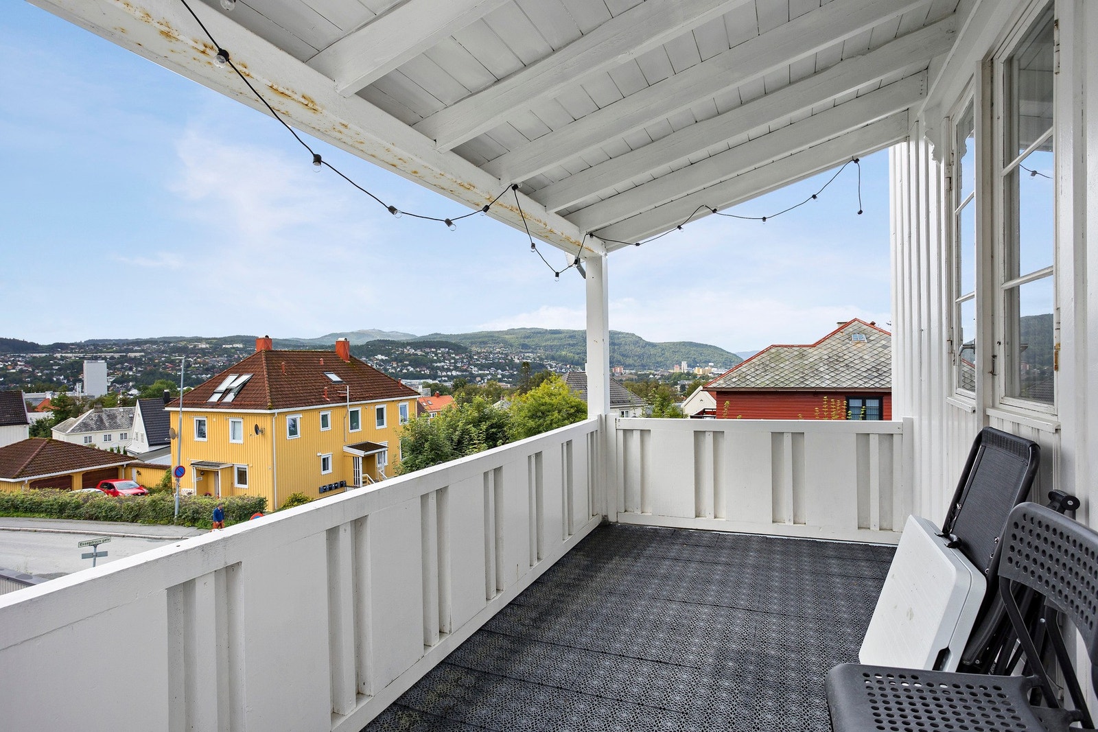 Verandaen er sørvestvendt med gode solforhold på ettermiddags/kveldstid. Galleribilde