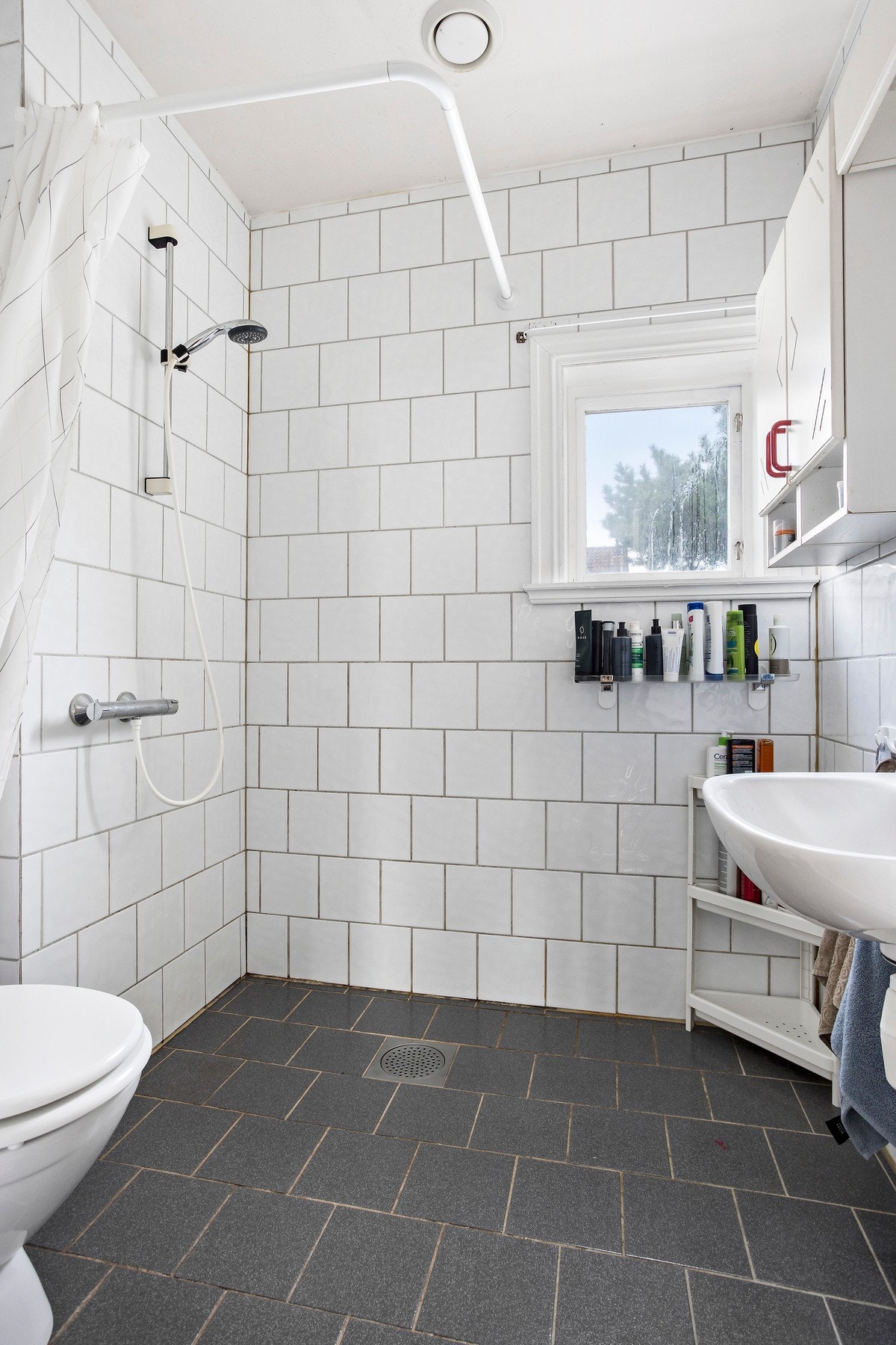 Badet på 3 kvm ligger vegg i vegg med vaskerommet. Galleribilde