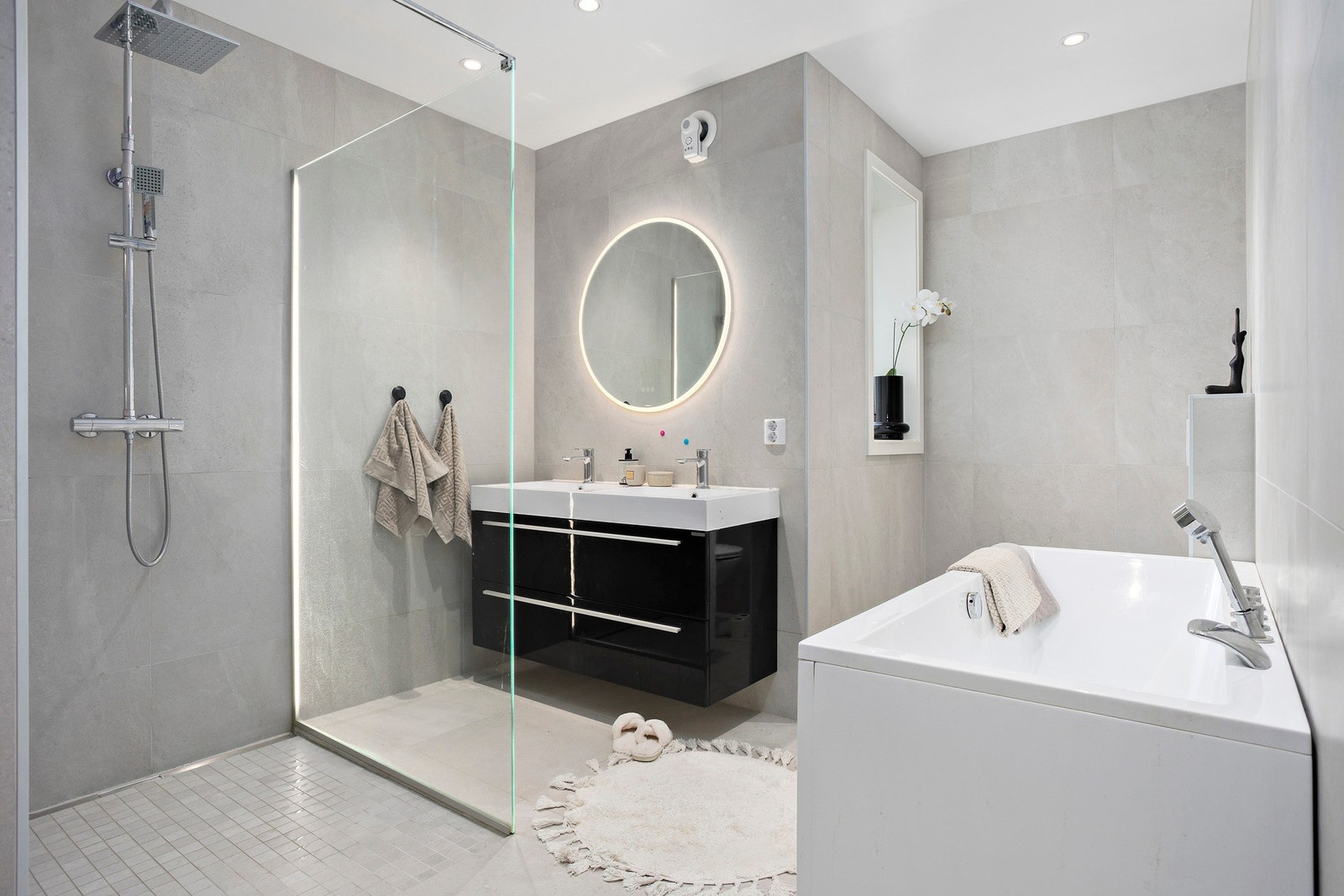 Badet i 1. etasje er pusset opp i 2020 og framstår svært delikat. TG0 på fuktmåling. Galleribilde