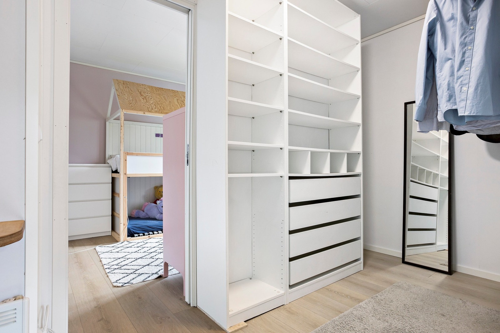 Praktisk og moderne omkledningsrom. Galleribilde