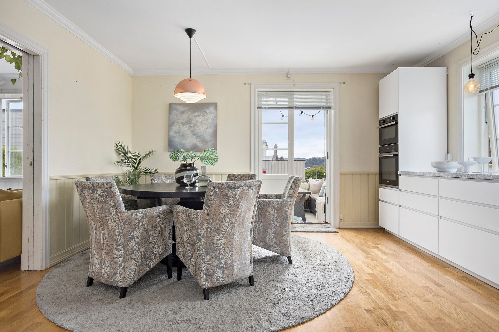 Boligens 1. etasje består av tre soverom, omkledningsrom, stue, kjøkken, bad og toalettrom. Galleribilde
