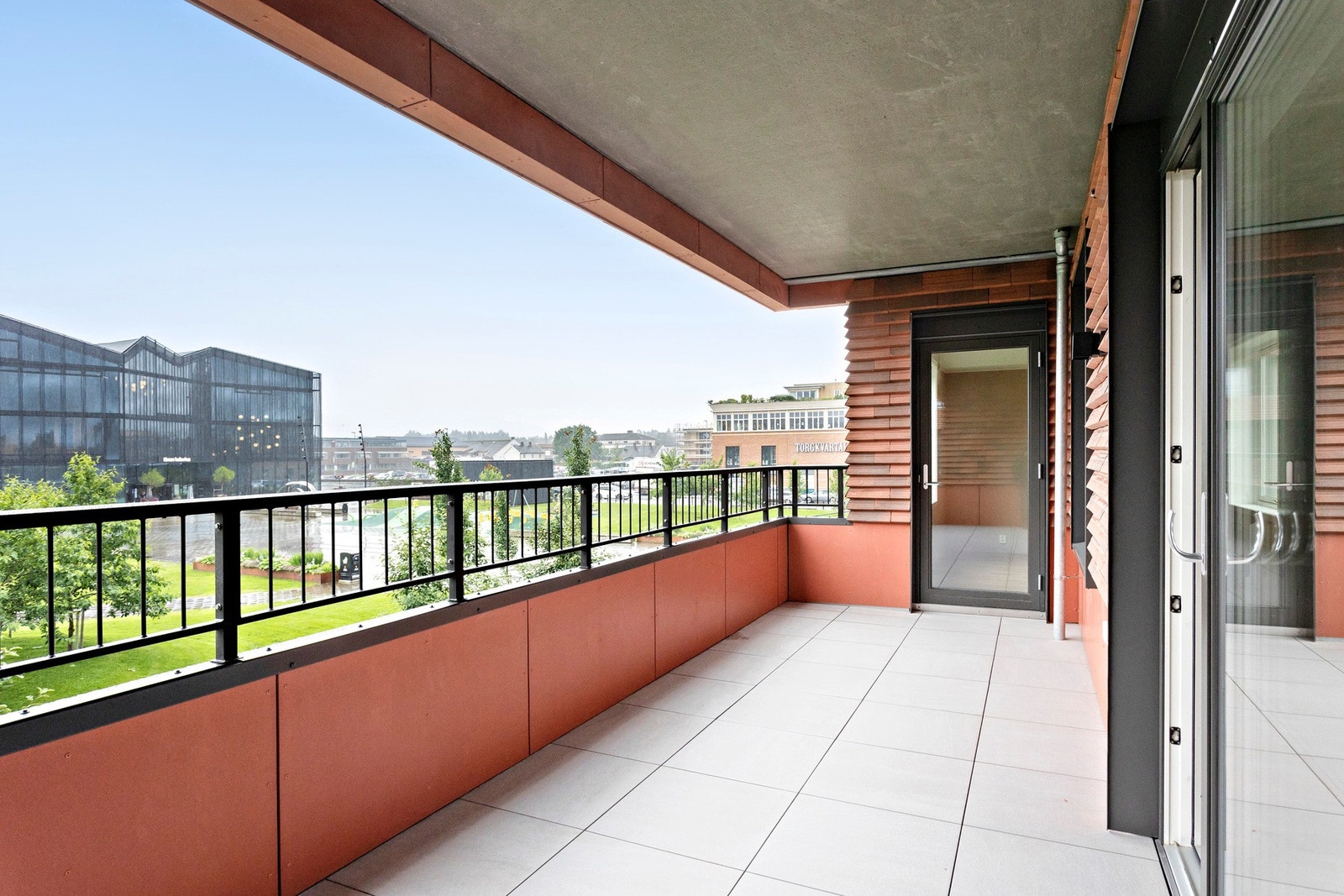 Terrasse med utsikt til Kimen parken - ca. 17 kvm - utgang både fra stuen og det største soverommet. Galleribilde